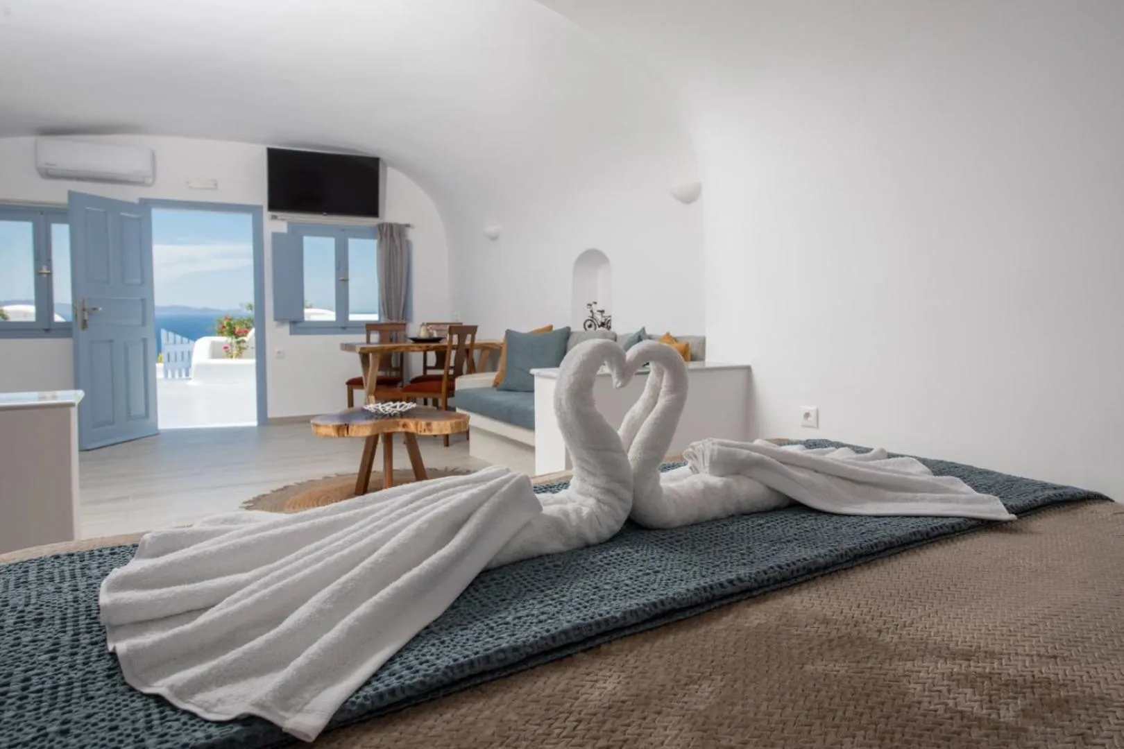 People, Bed in Sun Angelos Oia - Luxury Cave Suites
