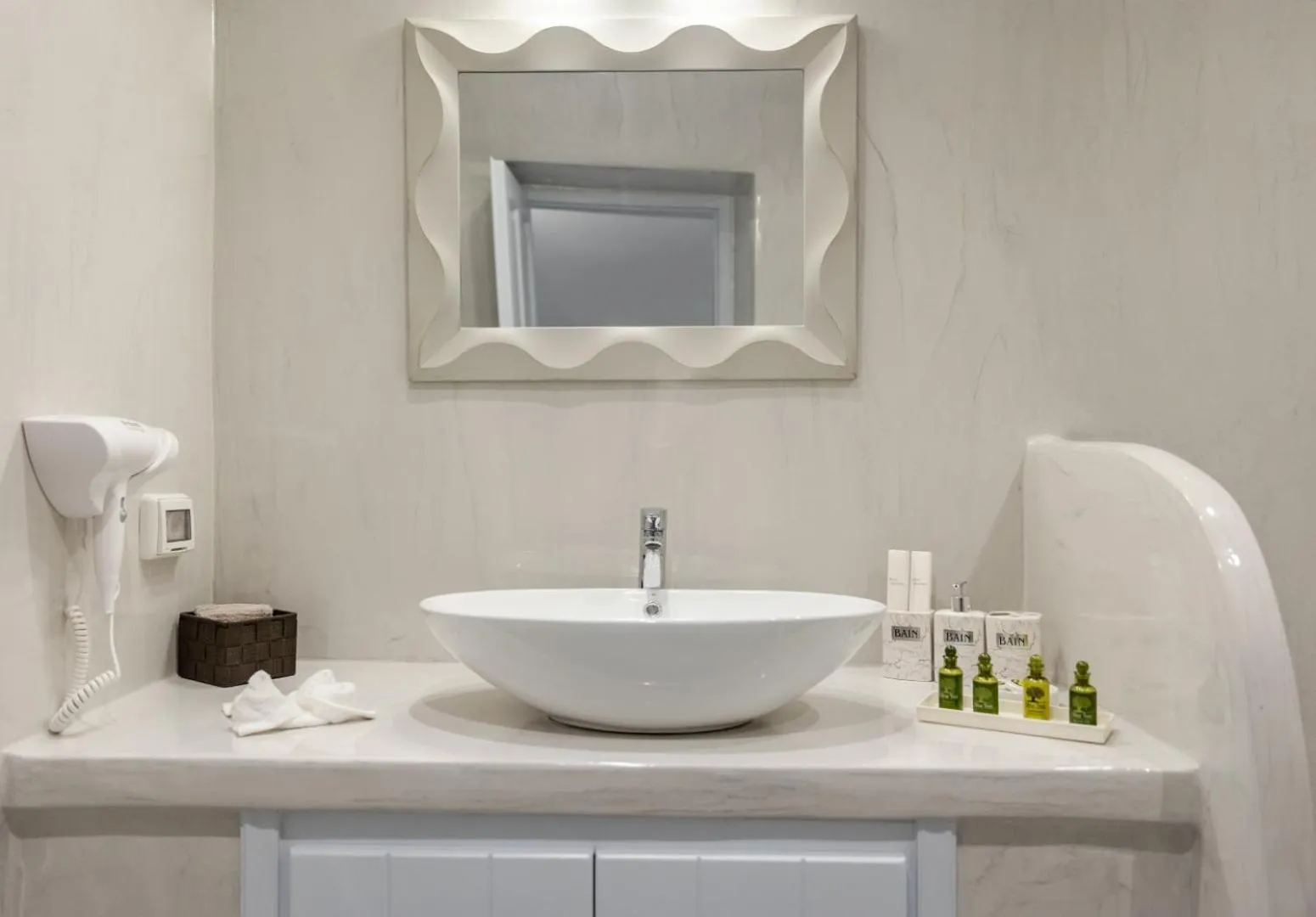 Public Bath in Sun Angelos Oia - Luxury Cave Suites