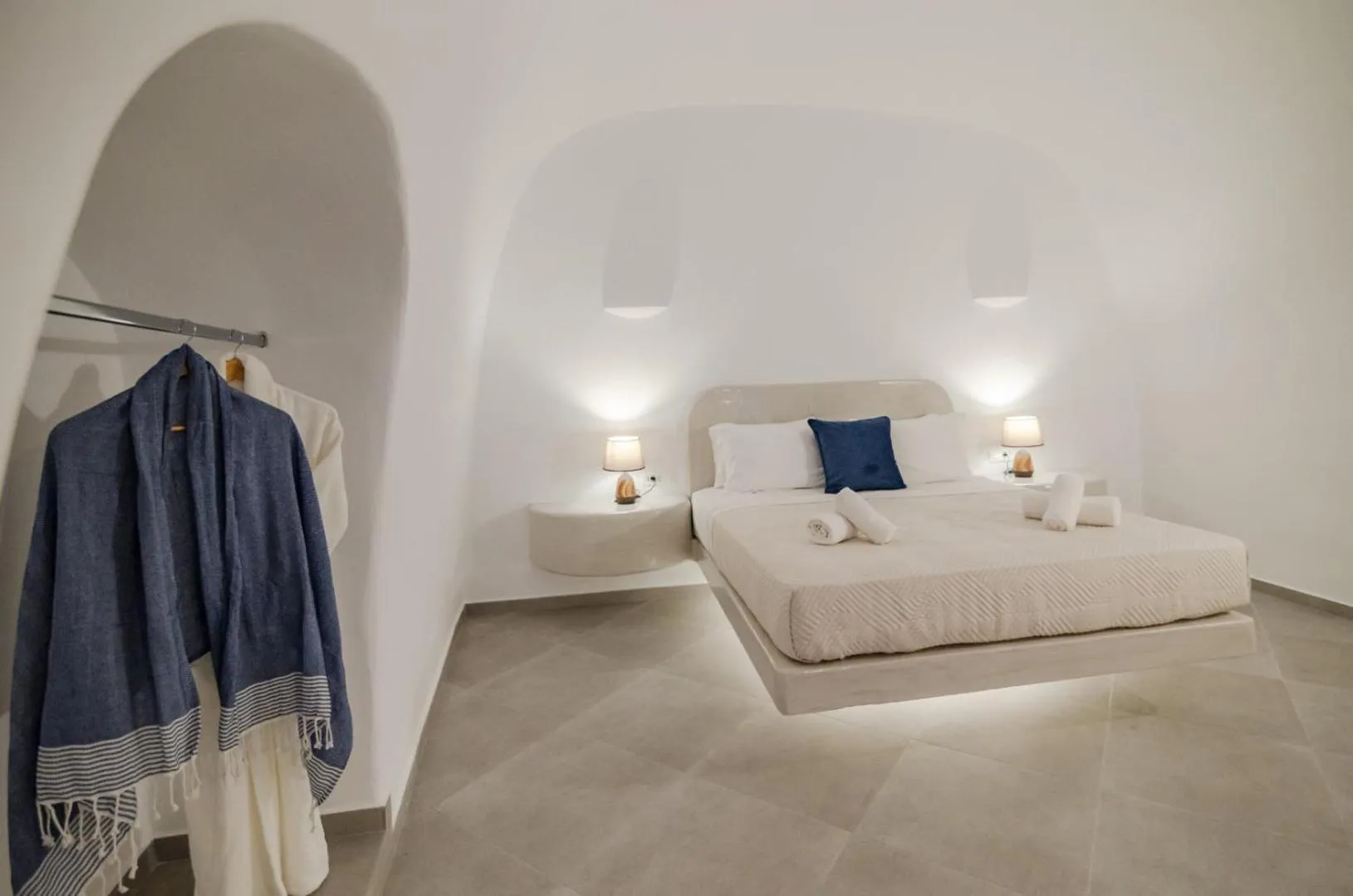 Bed in Sun Angelos Oia - Luxury Cave Suites