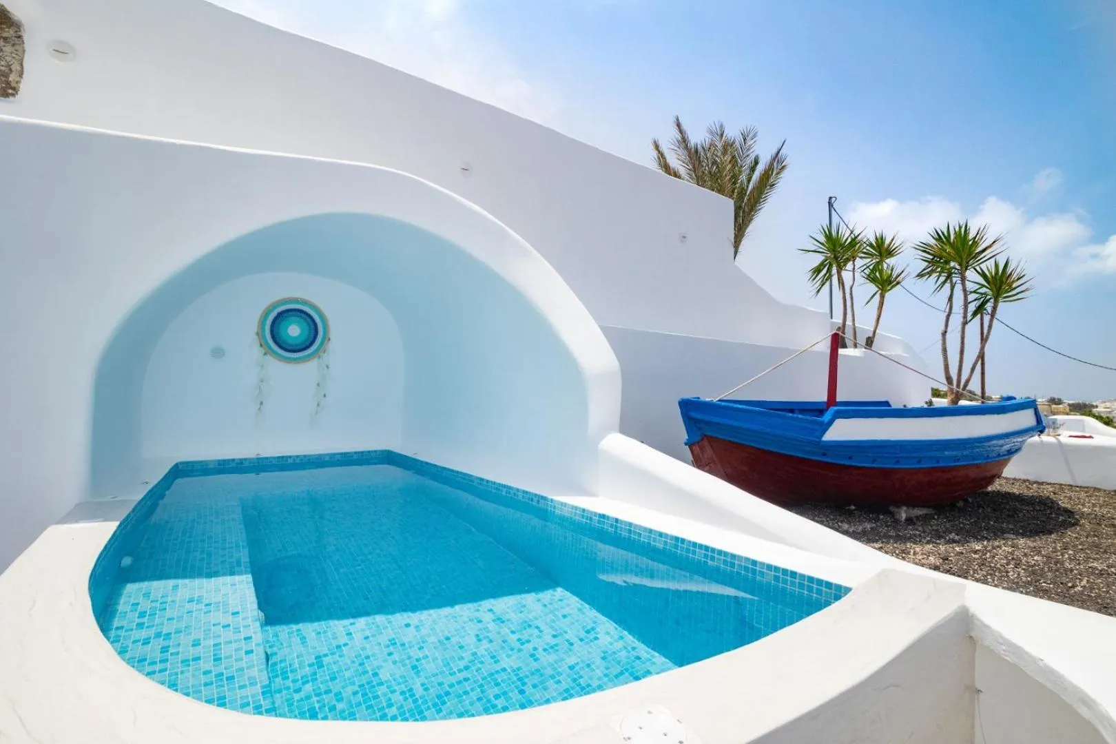 Hot Tub in Sun Angelos Oia - Luxury Cave Suites