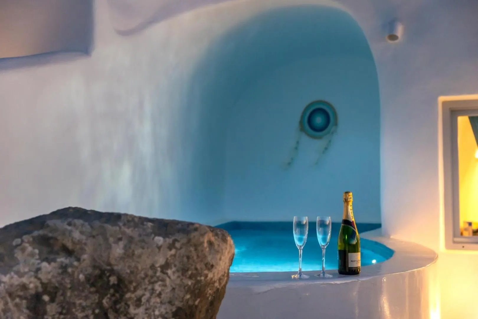 Hot Tub in Sun Angelos Oia - Luxury Cave Suites
