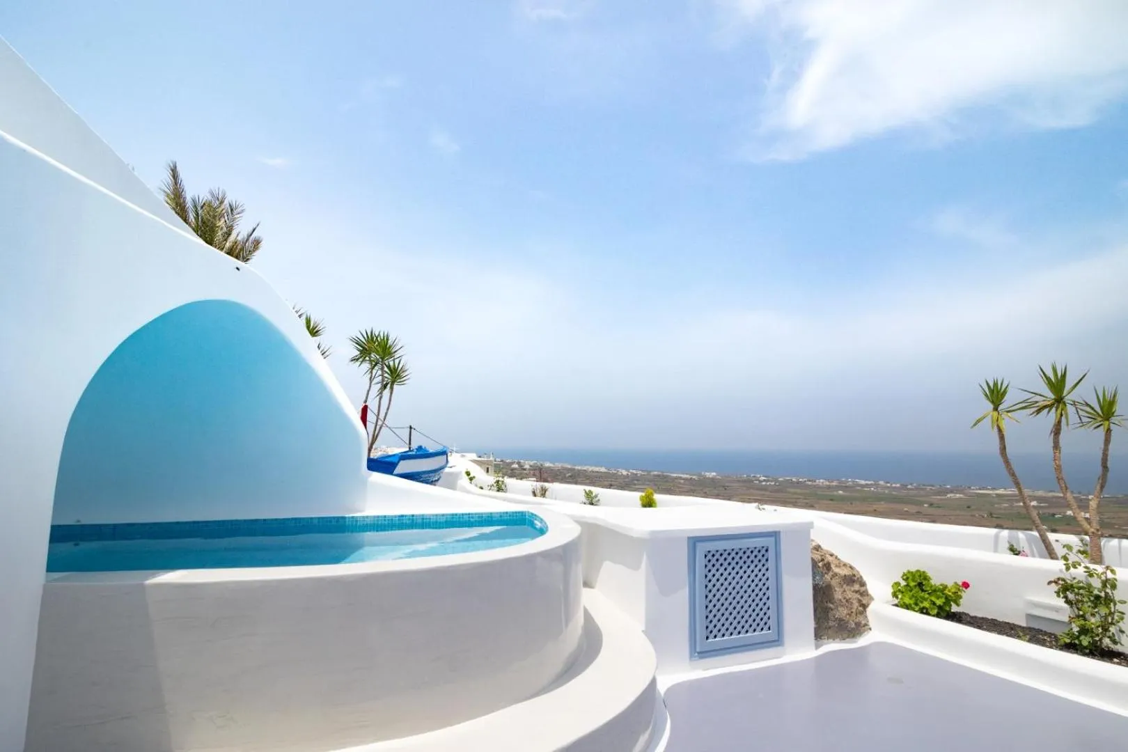 Pool view in Sun Angelos Oia - Luxury Cave Suites