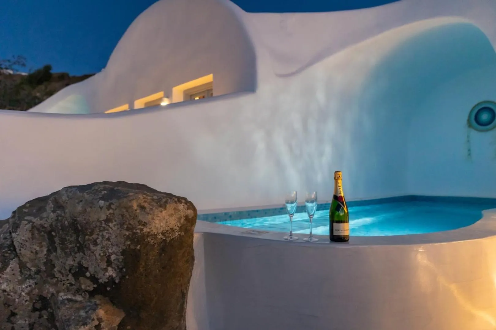 Hot Tub in Sun Angelos Oia - Luxury Cave Suites