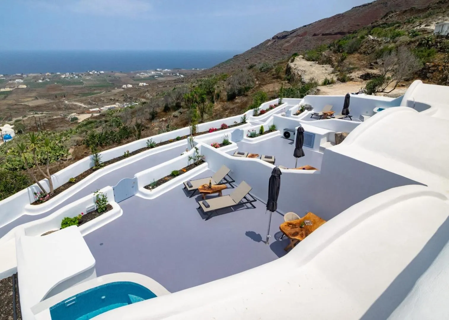 Natural landscape in Sun Angelos Oia - Luxury Cave Suites