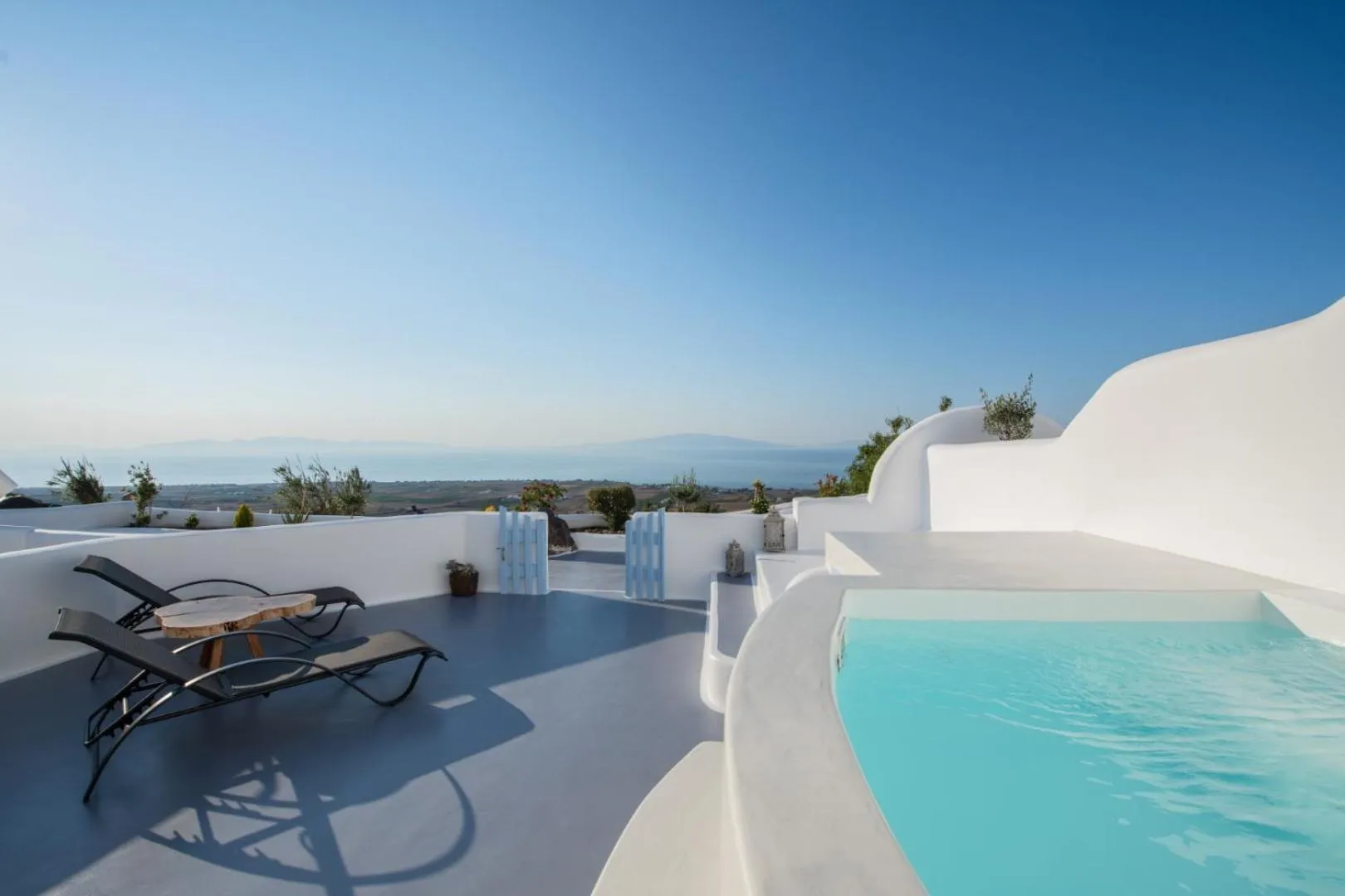 Swimming pool in Sun Angelos Oia - Luxury Cave Suites