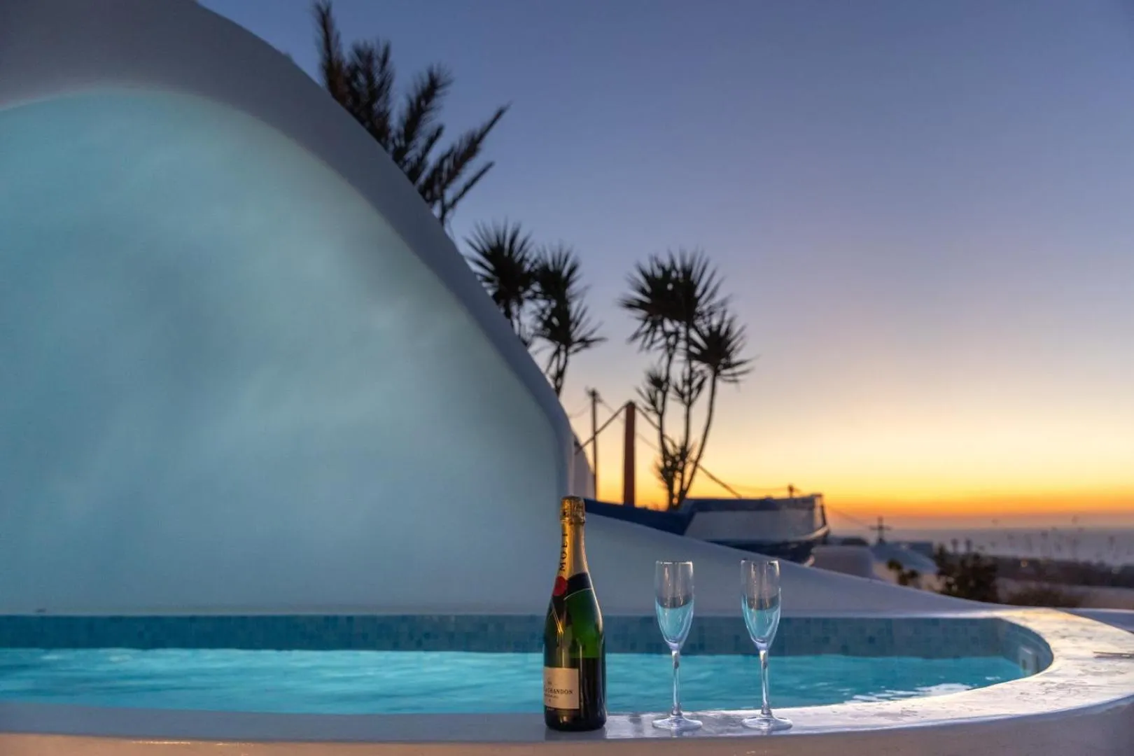 Swimming pool in Sun Angelos Oia - Luxury Cave Suites