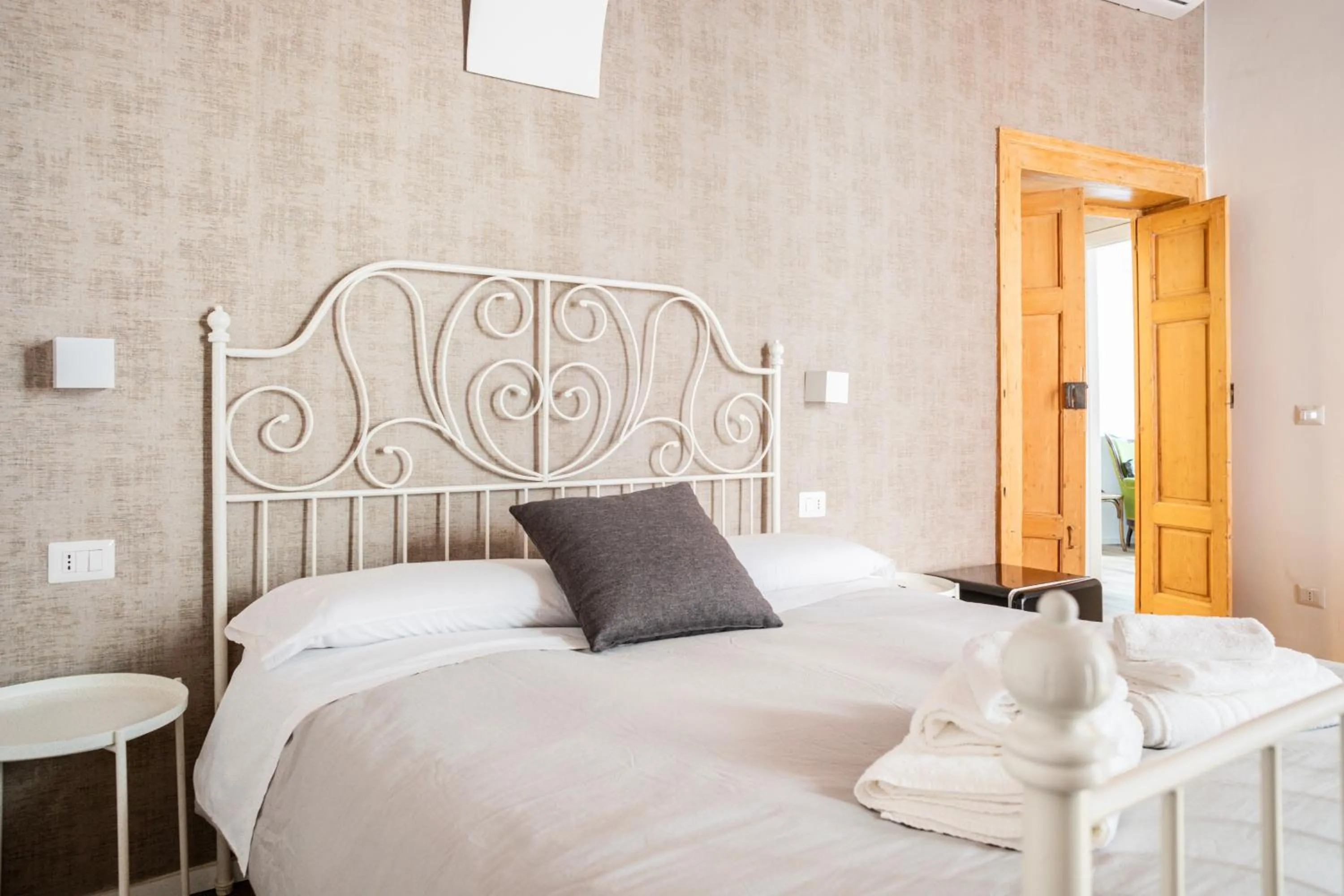 Bedroom, Bed in Bari LandLord 8 - Una Finestra sulla Cattedrale