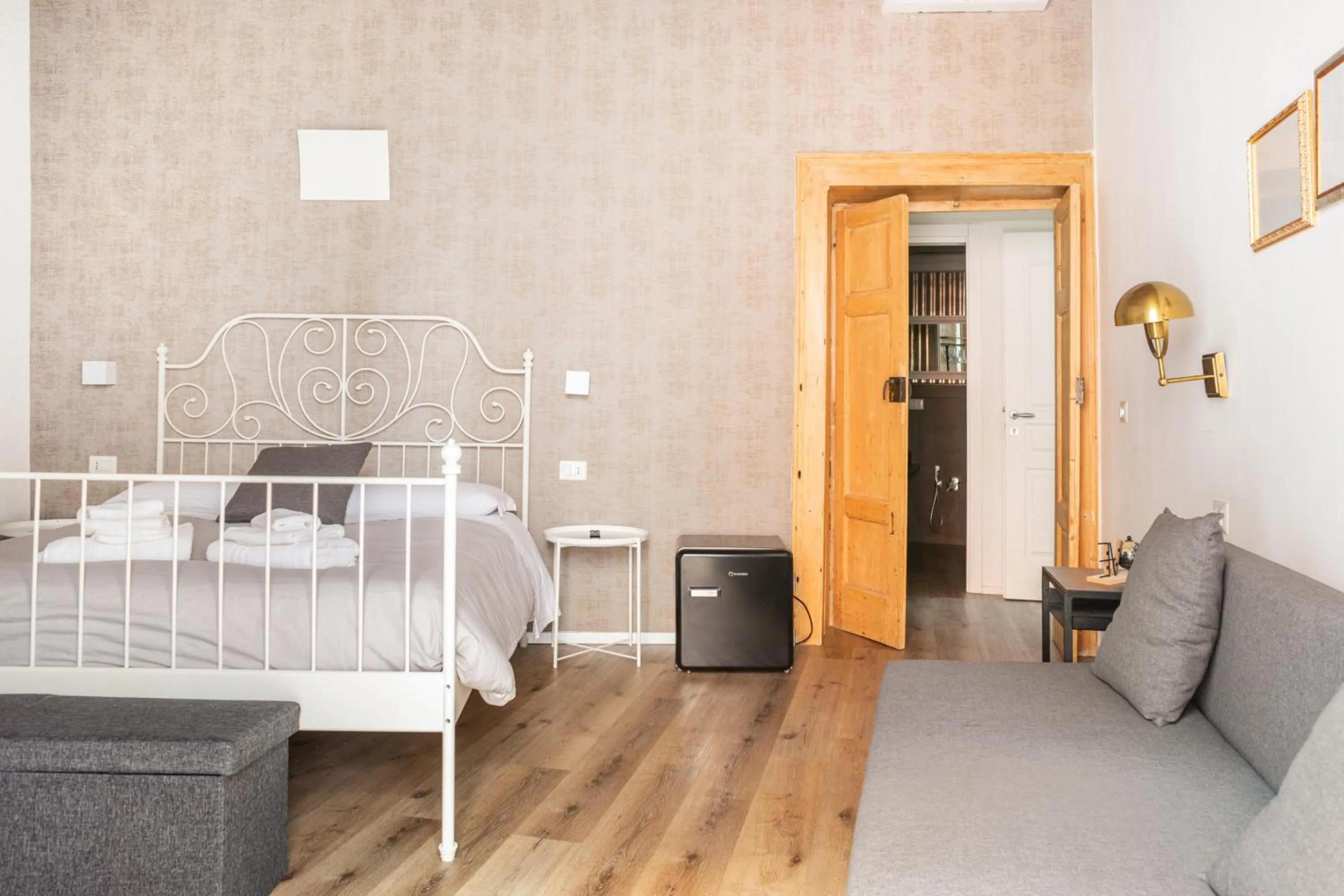 Bedroom, Bed in Bari LandLord 8 - Una Finestra sulla Cattedrale