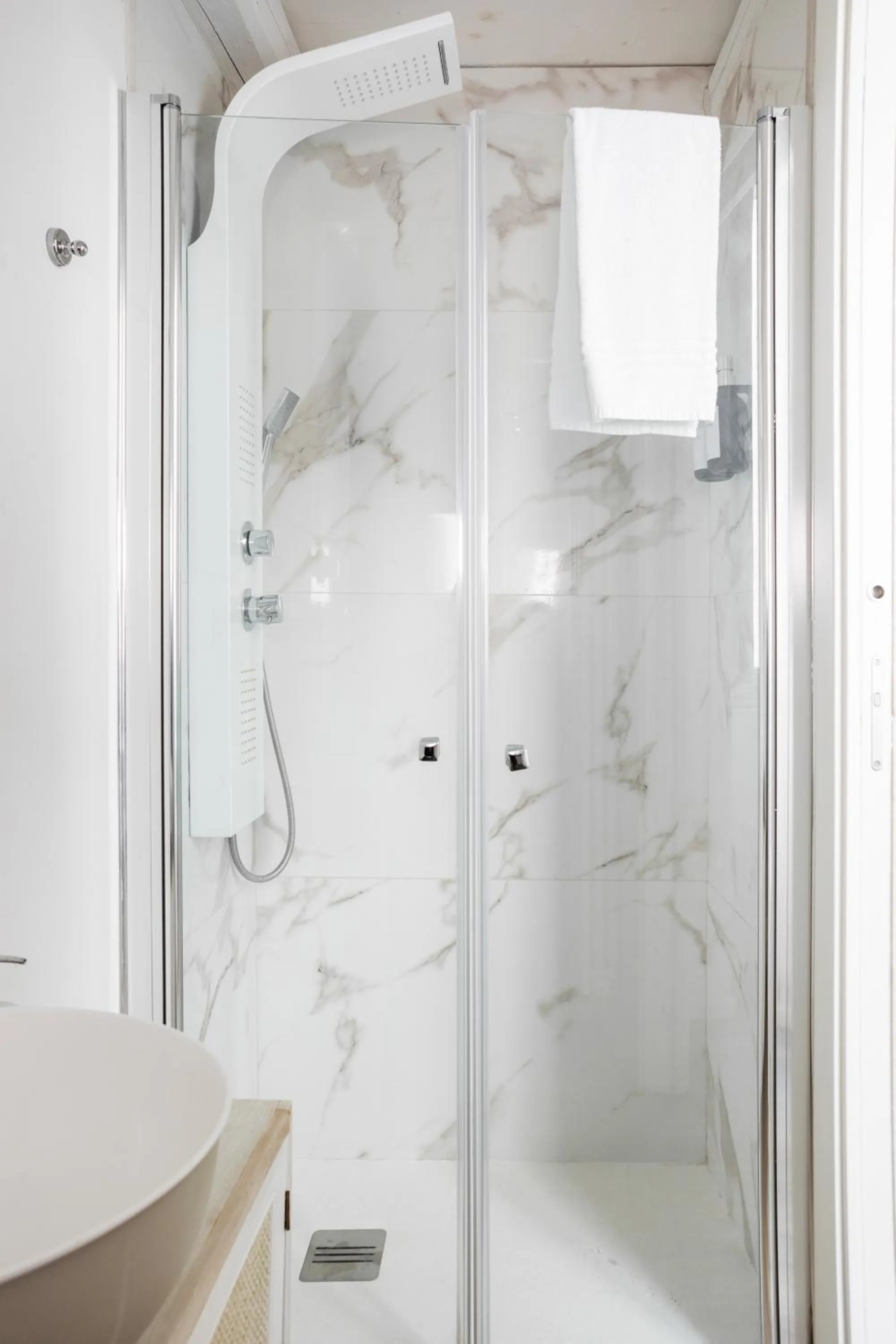 Shower in Bari LandLord 8 - Una Finestra sulla Cattedrale
