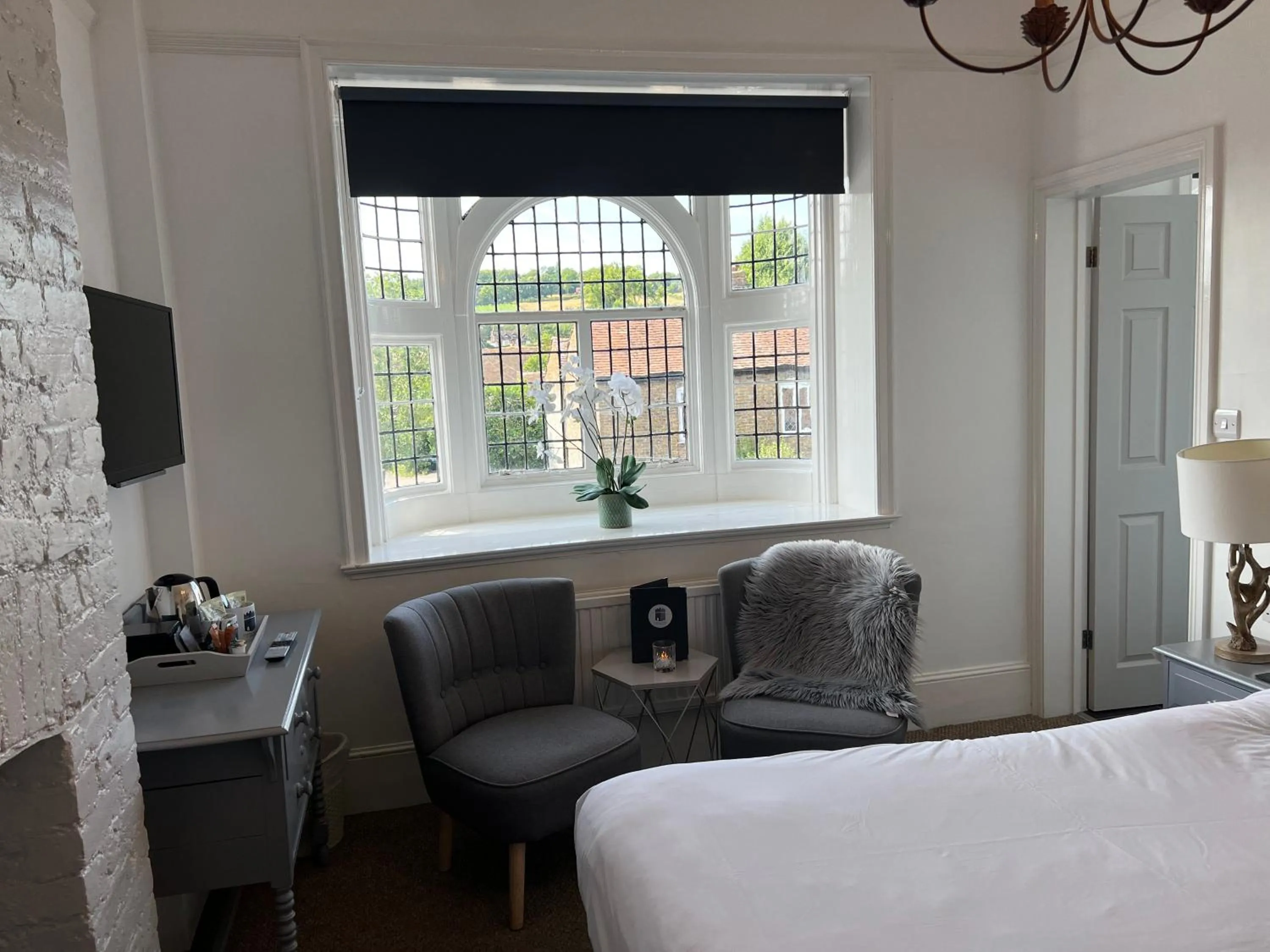 Seating area, Bed in Castle Hotel