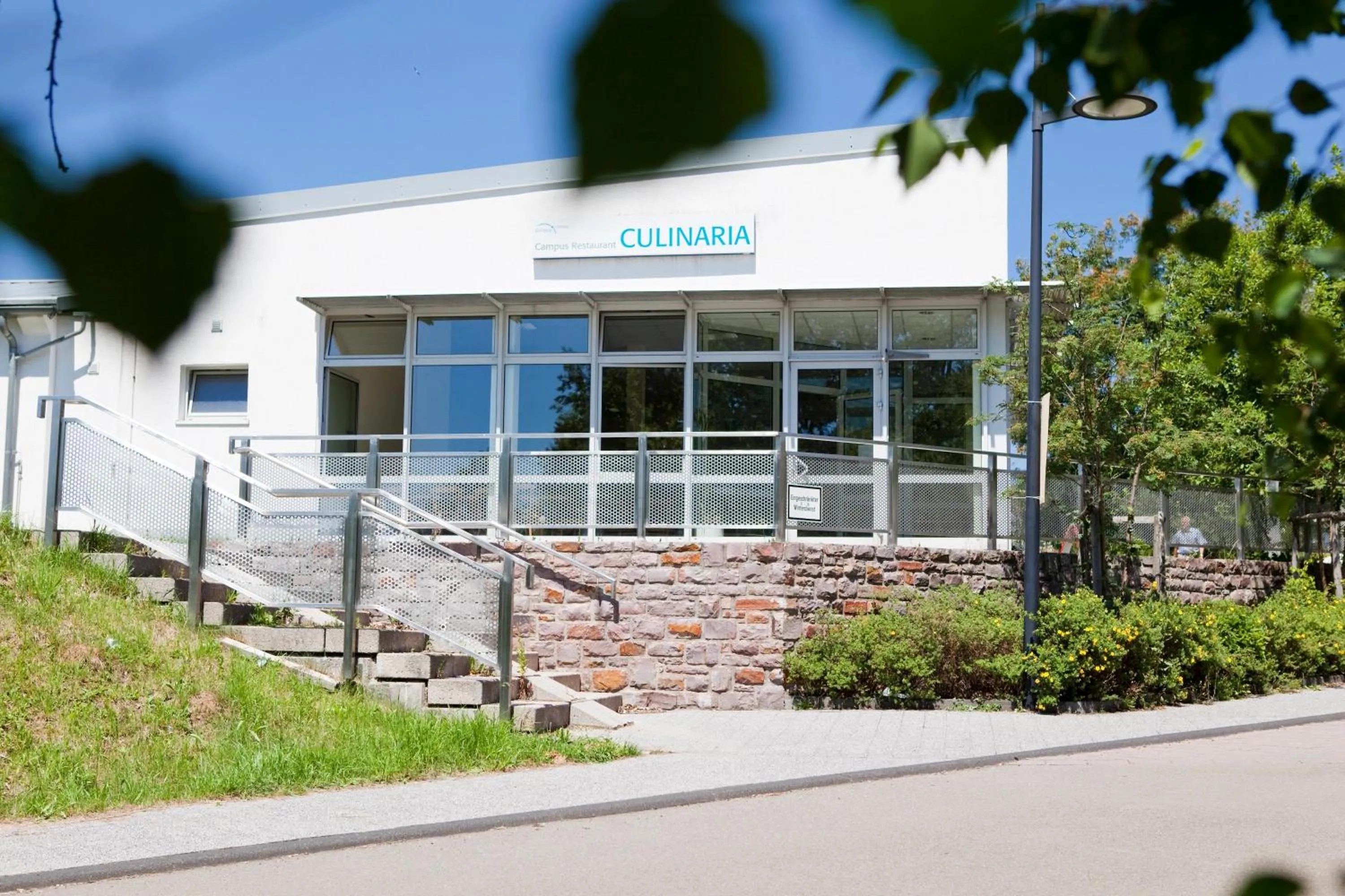 Restaurant/places to eat in Hotel Vicinity