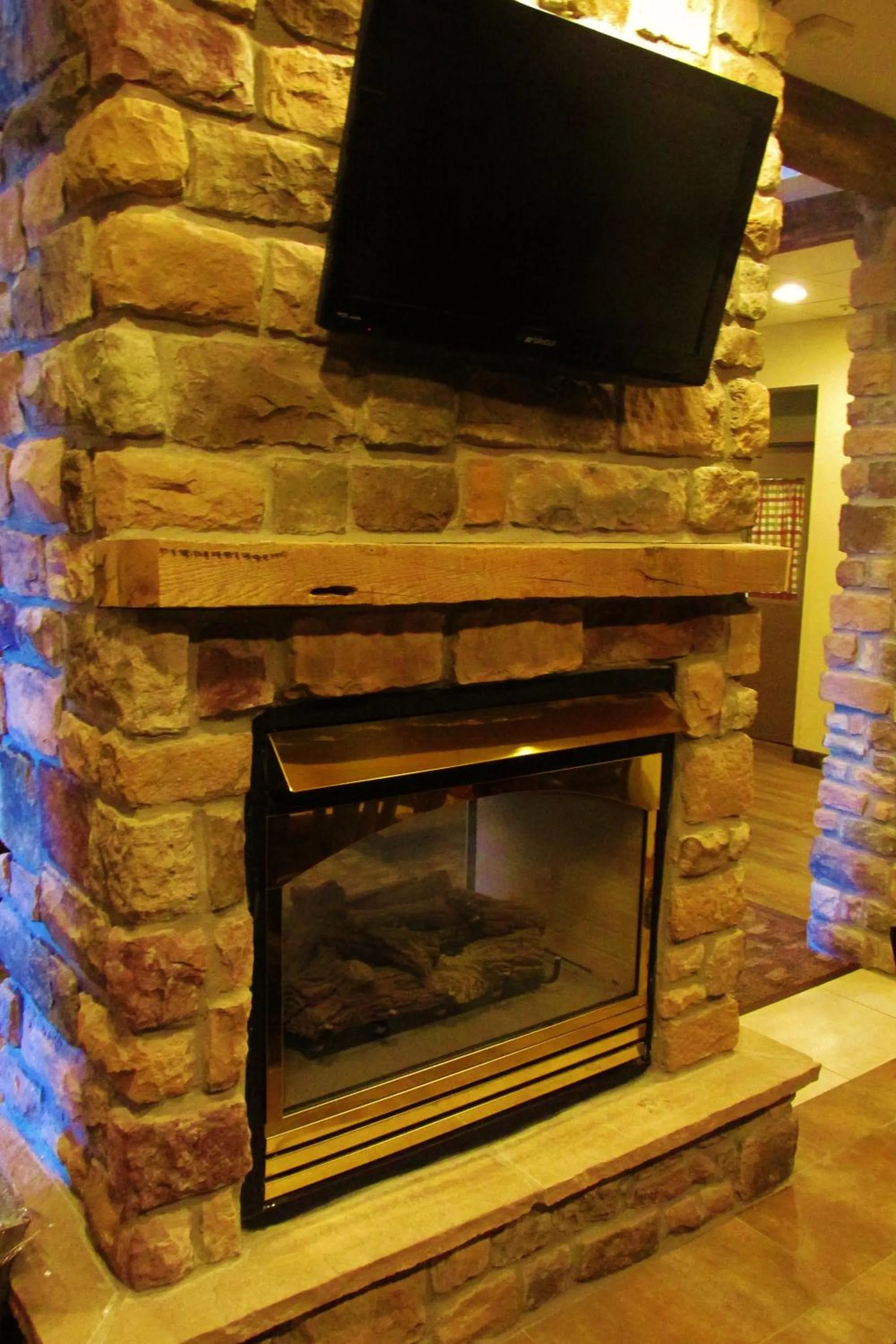 Communal lounge/ TV room in Crystal Springs Inn and Suites