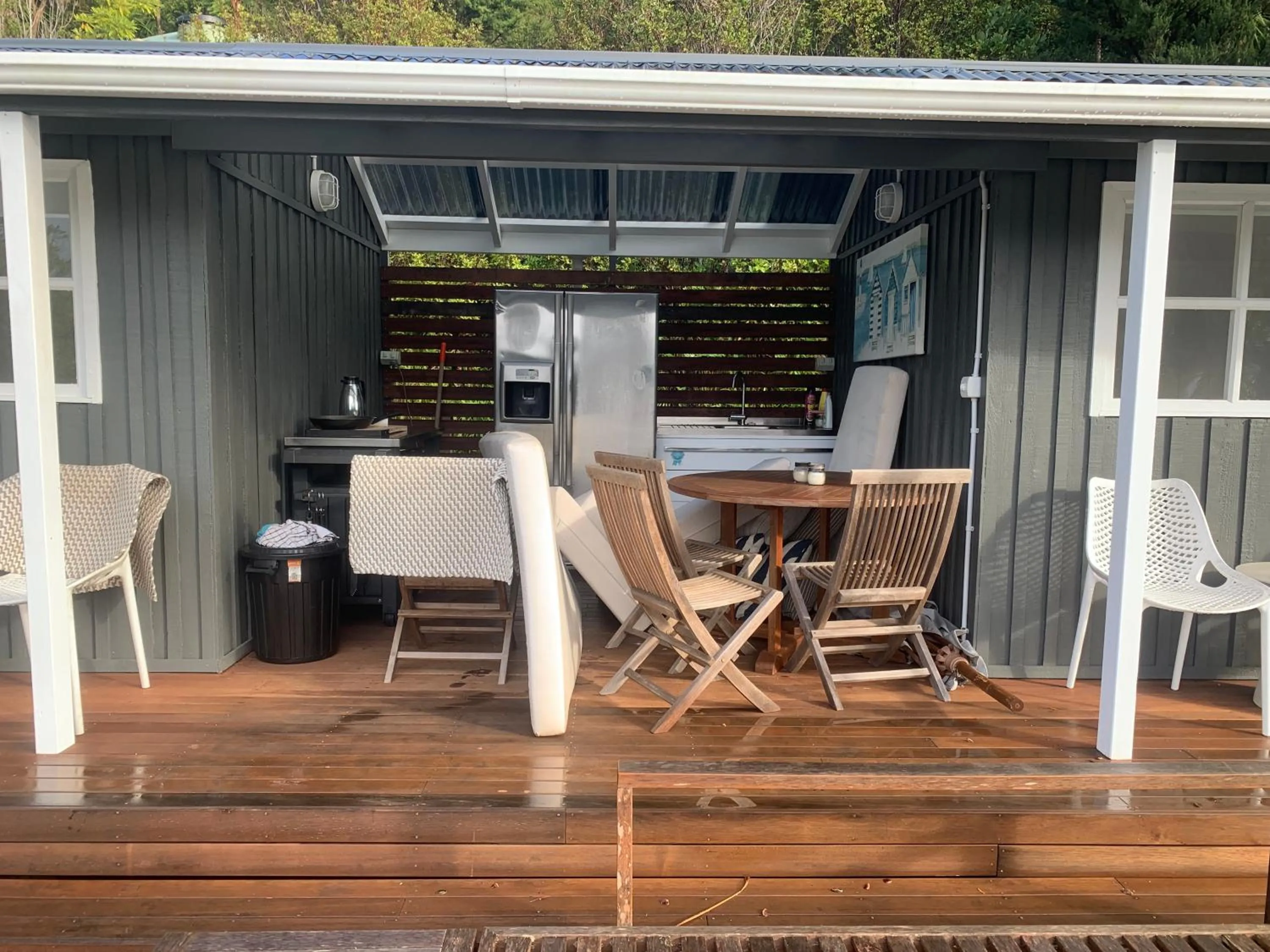 Communal kitchen in Kawau Lodge Boutique Resort