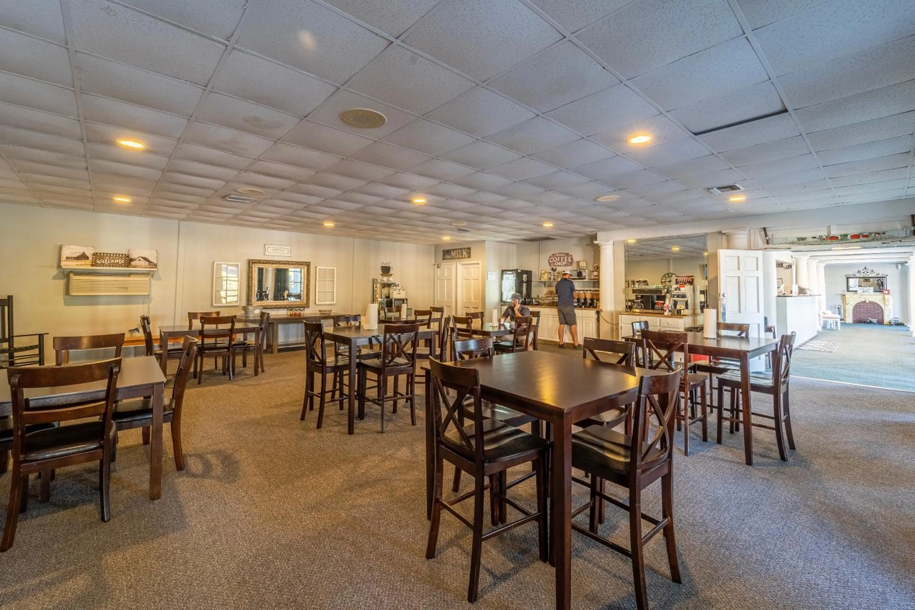 Restaurant/places to eat in Dothan National Golf Club and Hotel