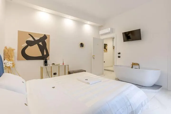 Photo of the whole room, Bed in Marmur luxury room