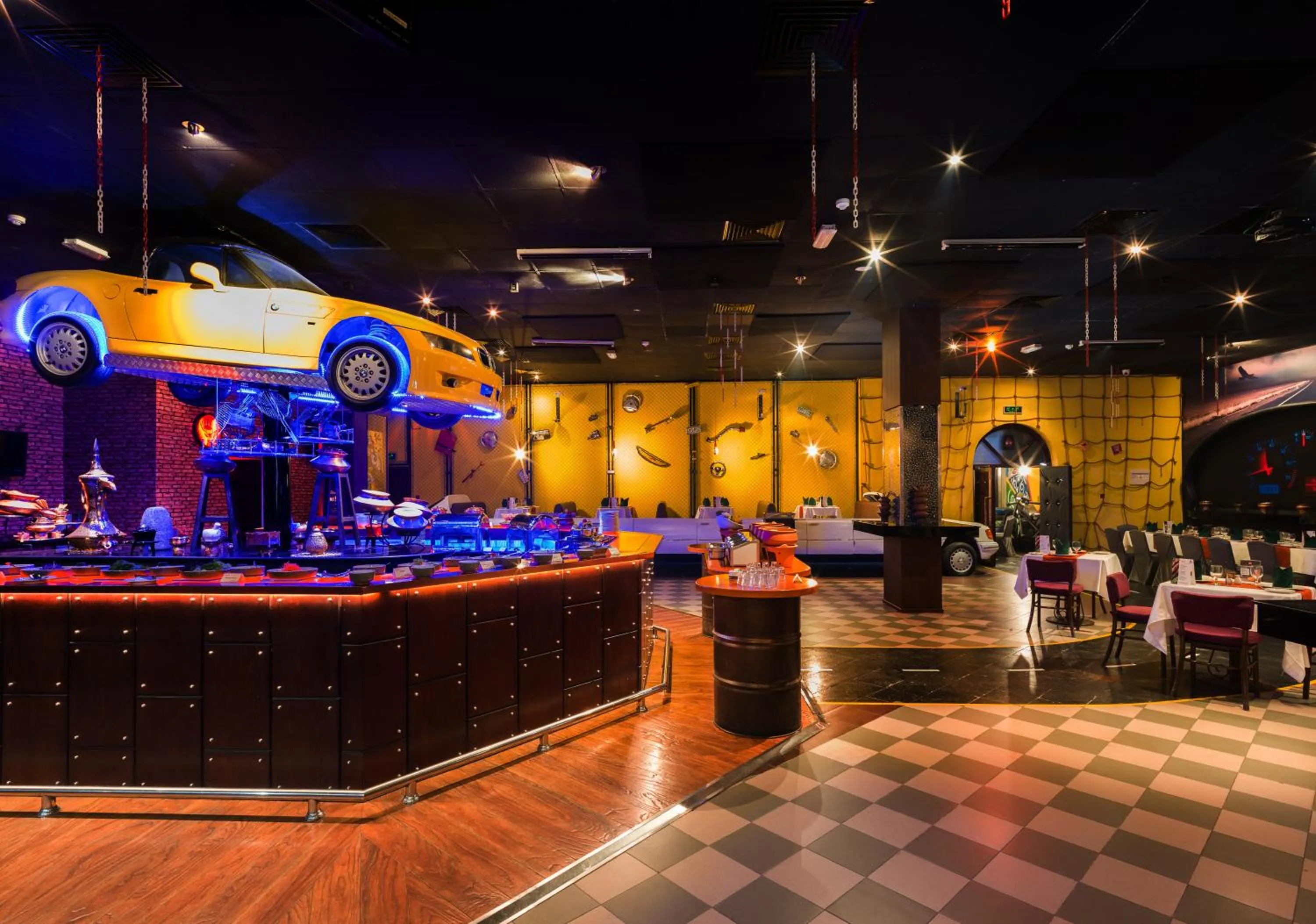 Restaurant/places to eat in Al Falaj Hotel