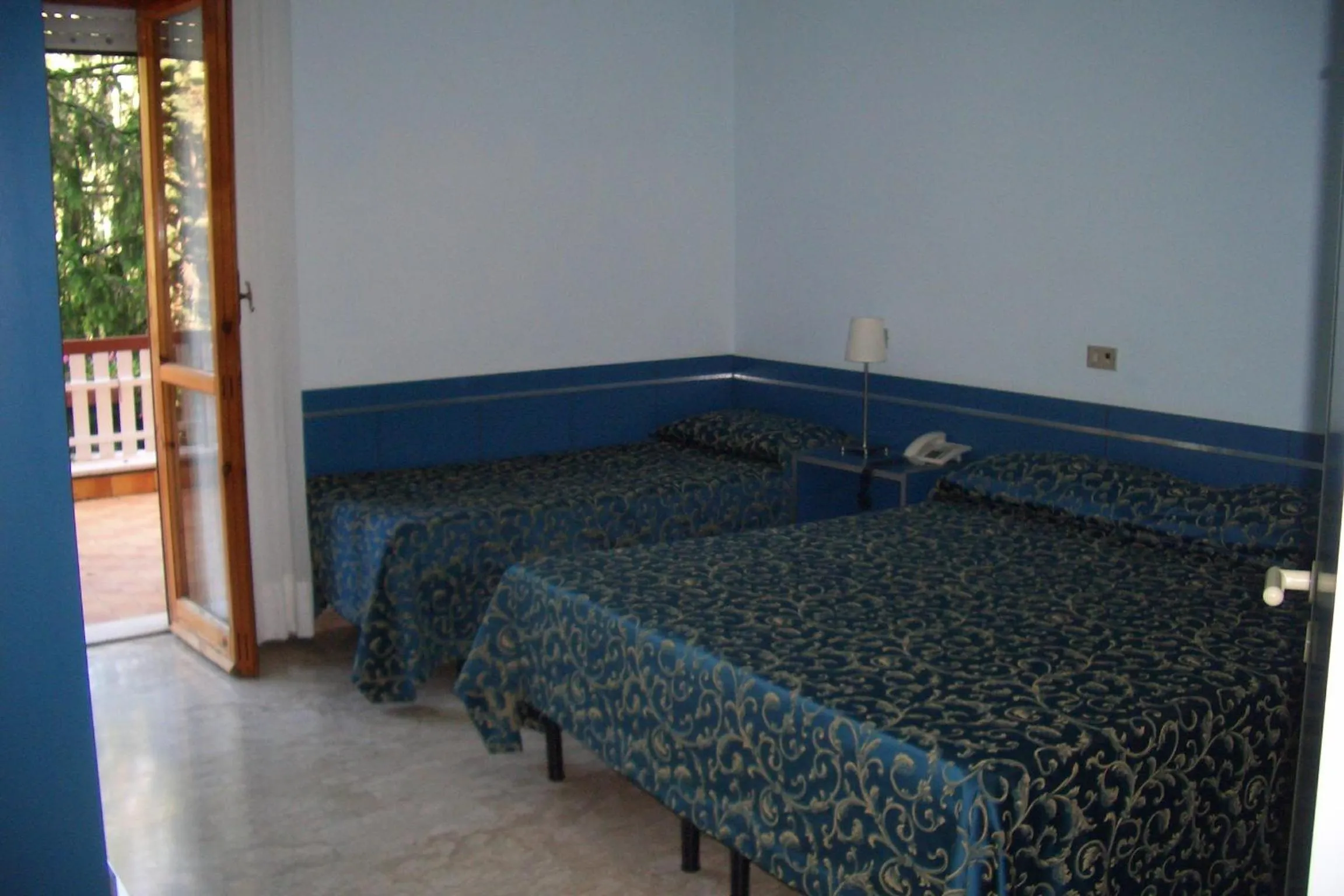 Photo of the whole room, Bed in King Hotel