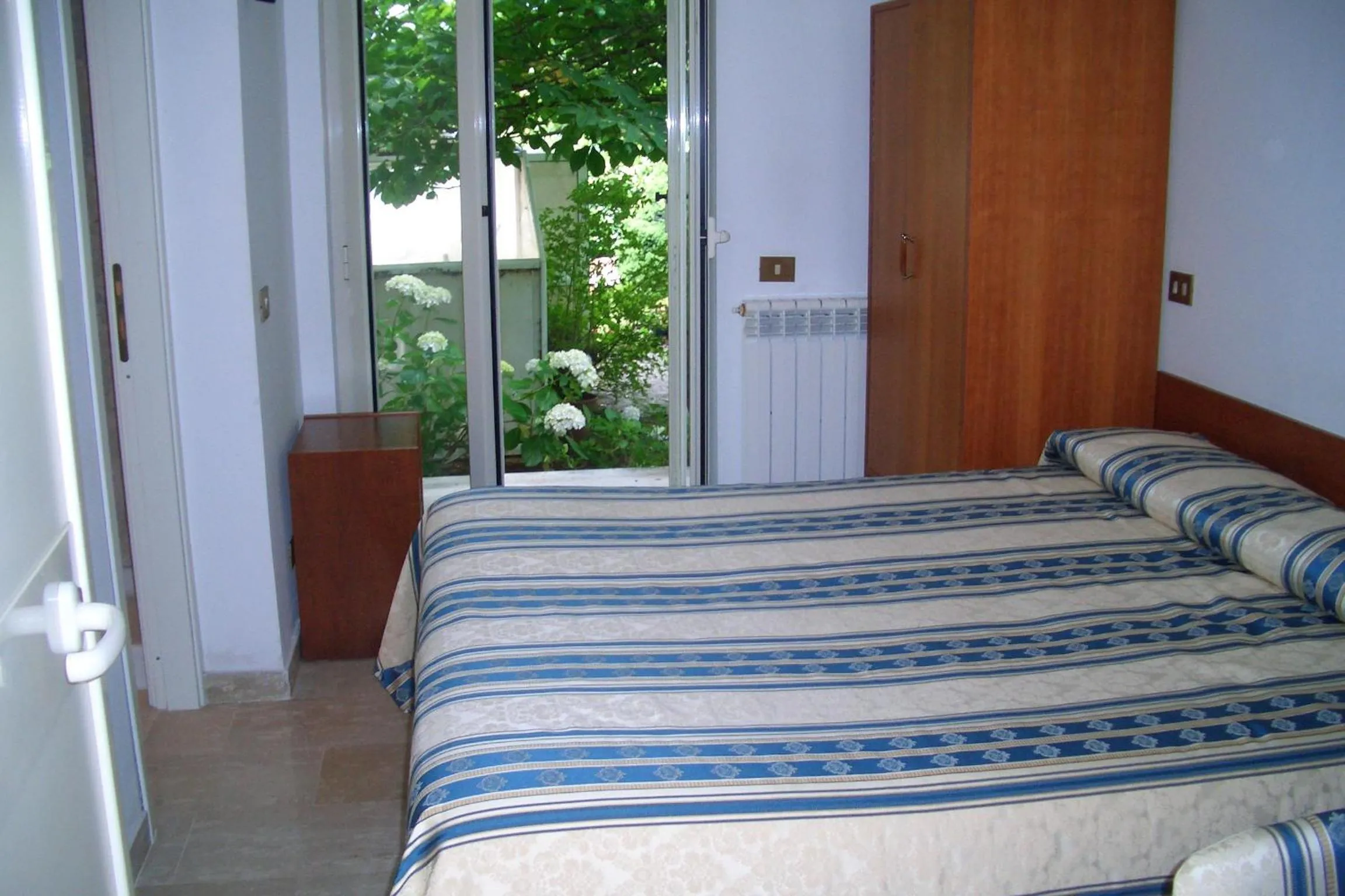 Photo of the whole room, Bed in King Hotel