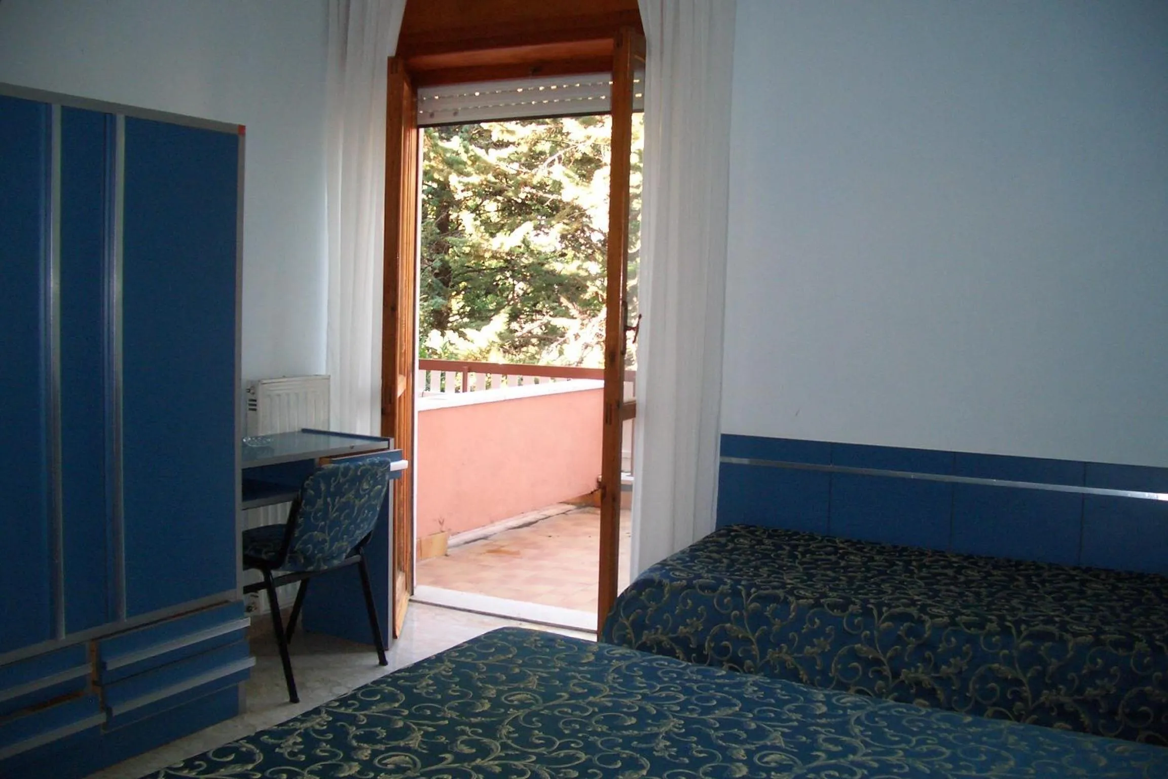 Photo of the whole room, Bed in King Hotel