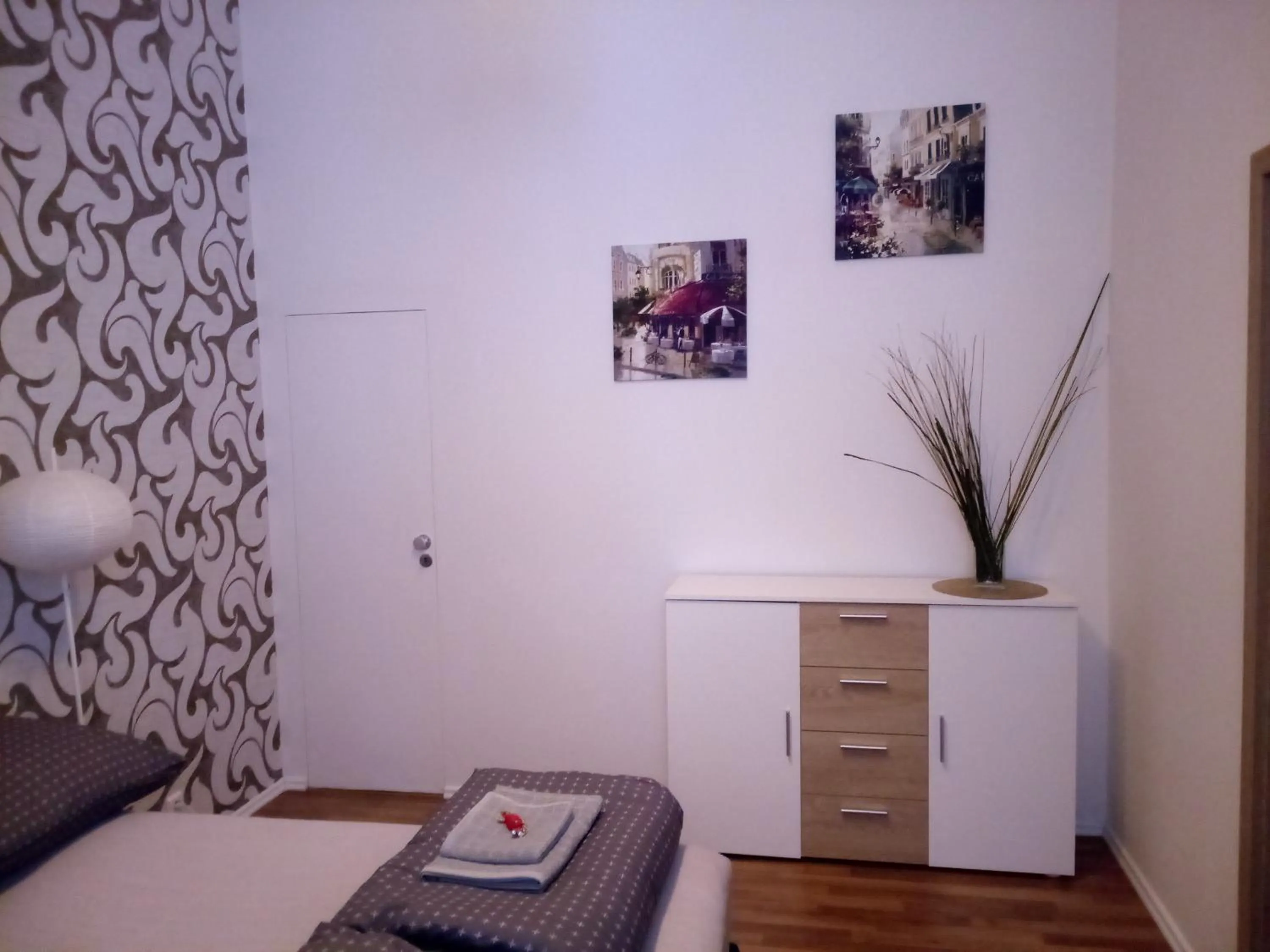 Bed in Gallys Apartments