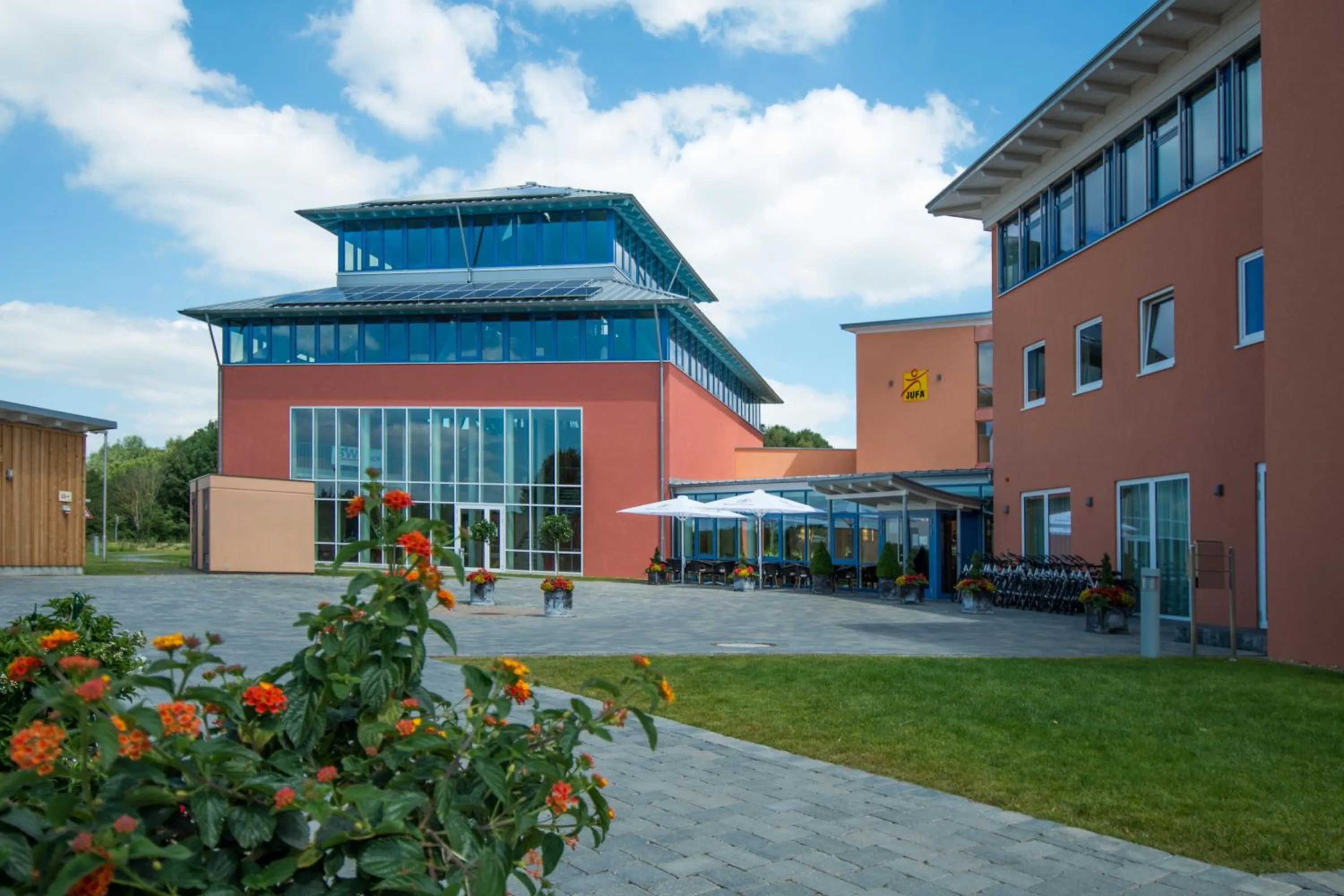 Facade/entrance in JUFA Hotel im Brückenkopfpark - Jülich