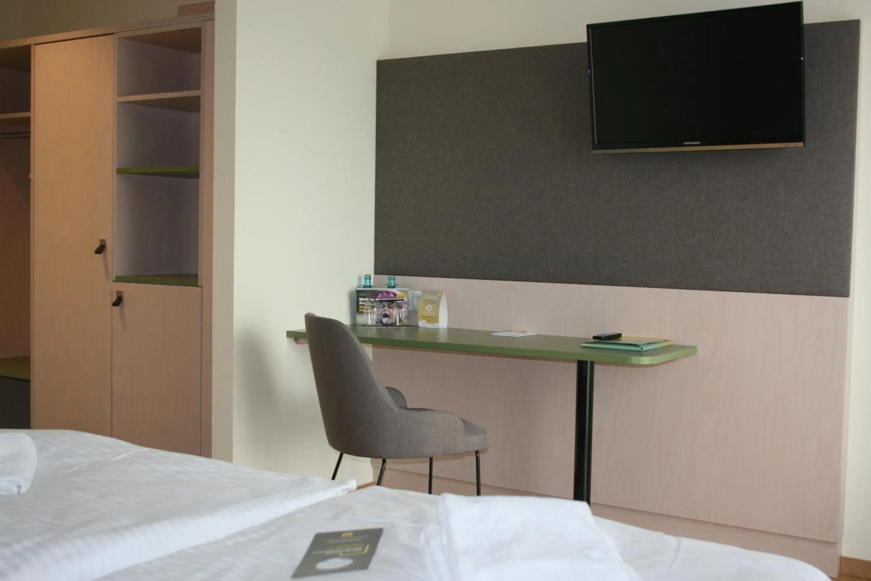 Bed in JUFA Hotel im Brückenkopfpark - Jülich