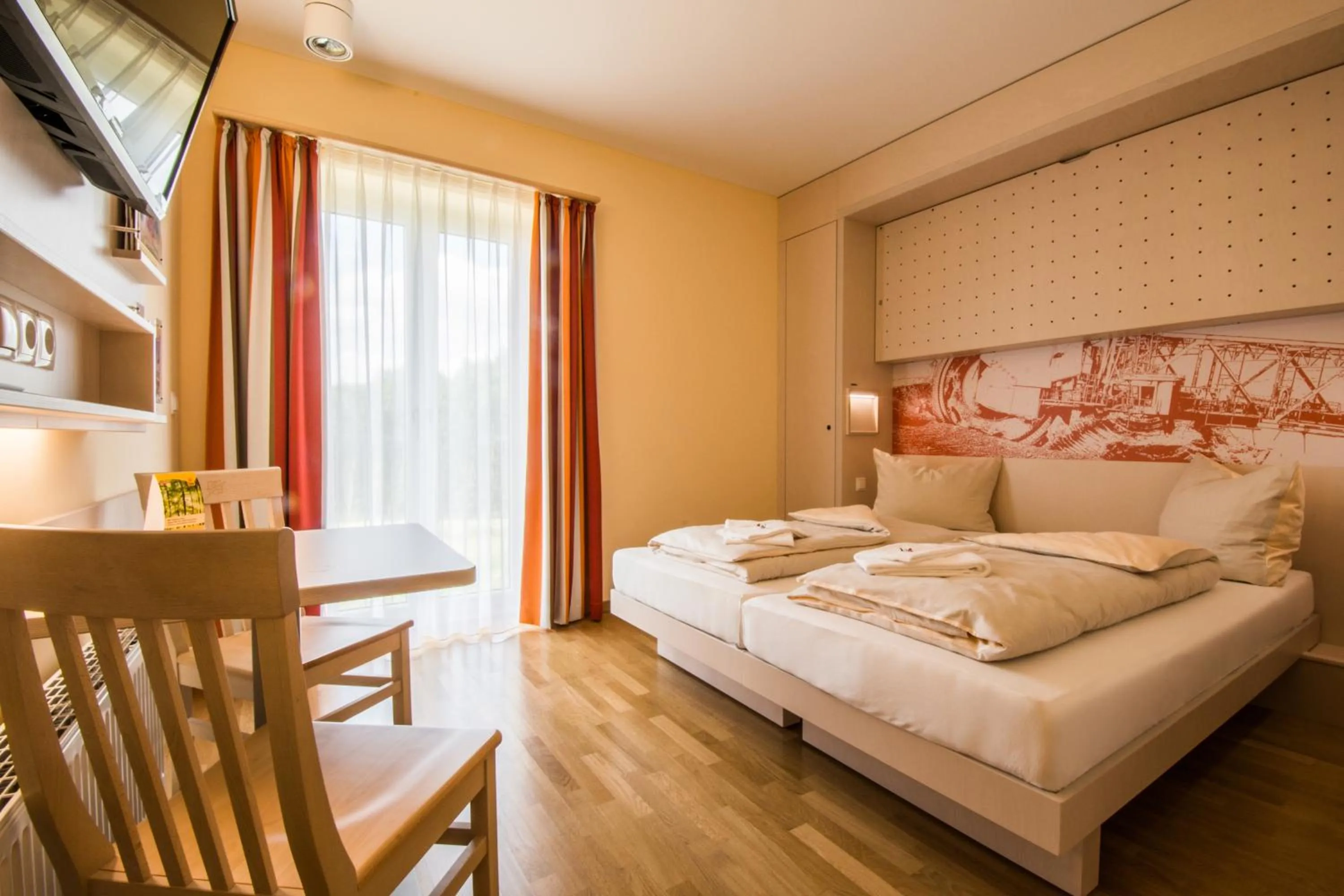 Photo of the whole room, Bed in JUFA Hotel im Brückenkopfpark - Jülich