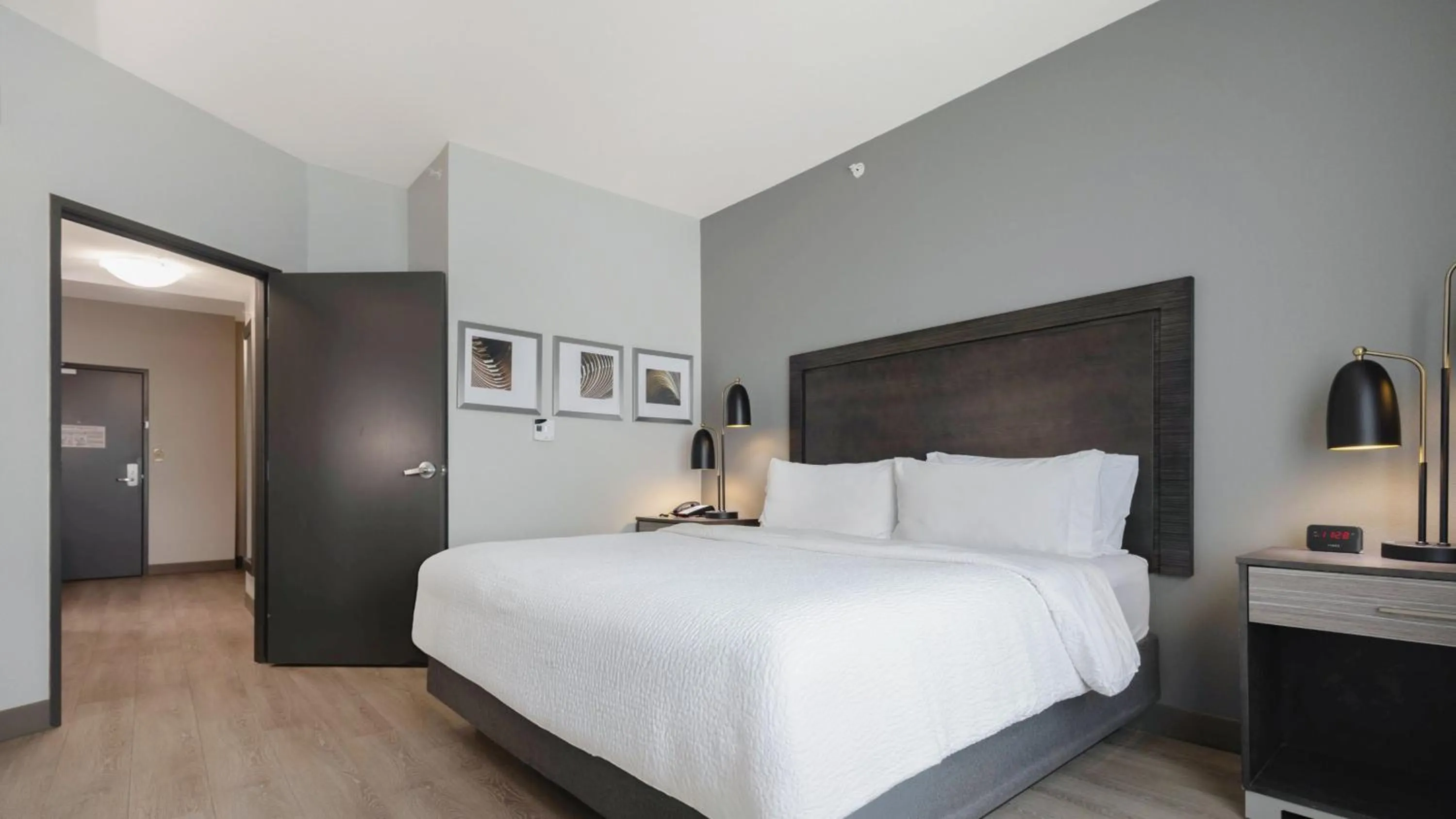 Photo of the whole room, Bed in Holiday Inn Texarkana Arkansas Convention Center by IHG