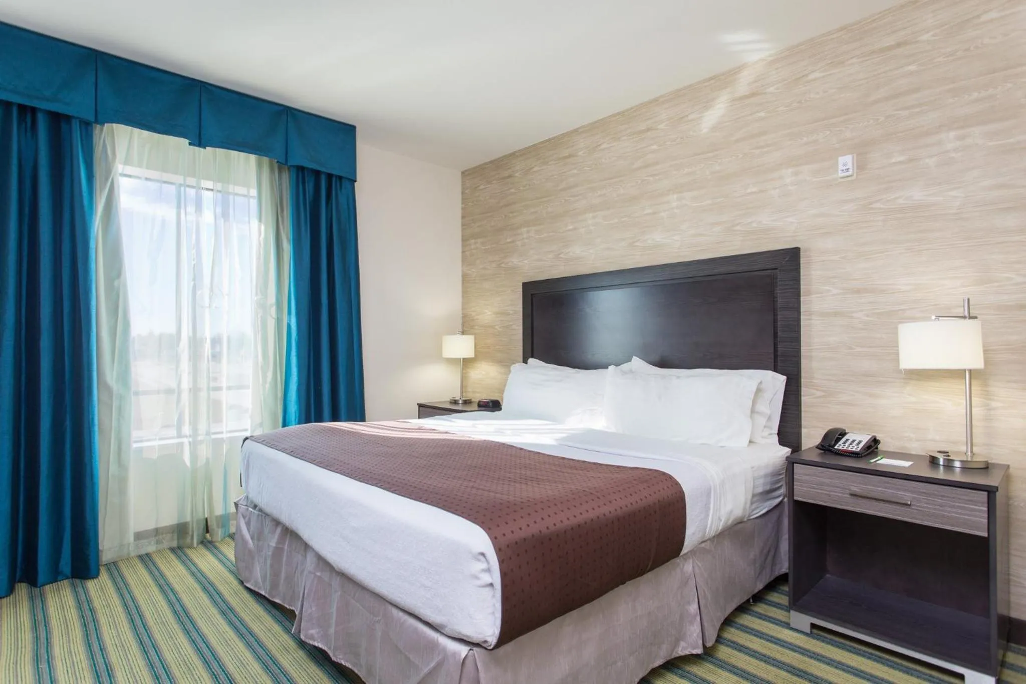 Photo of the whole room, Bed in Holiday Inn Texarkana Arkansas Convention Center by IHG