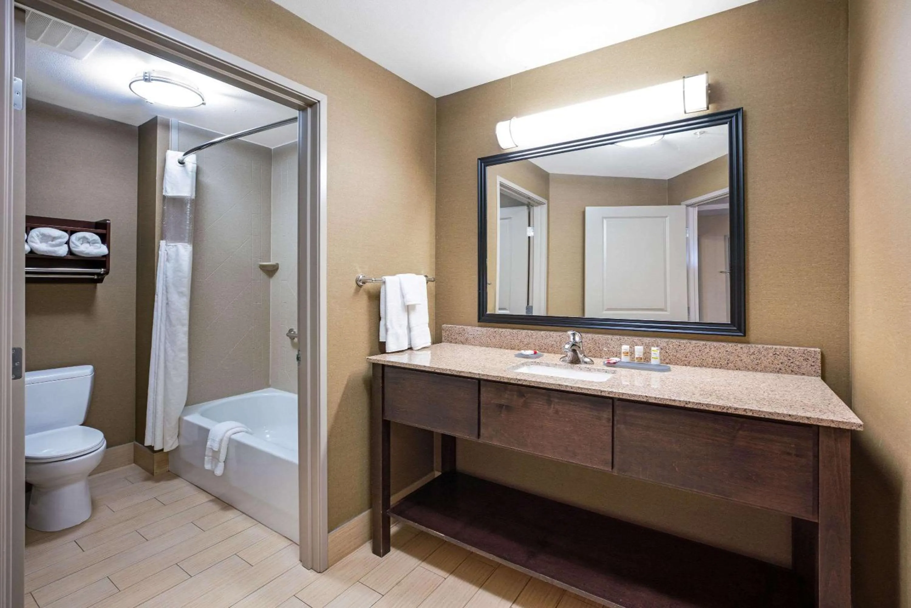 Bathroom in La Quinta by Wyndham Bellingham