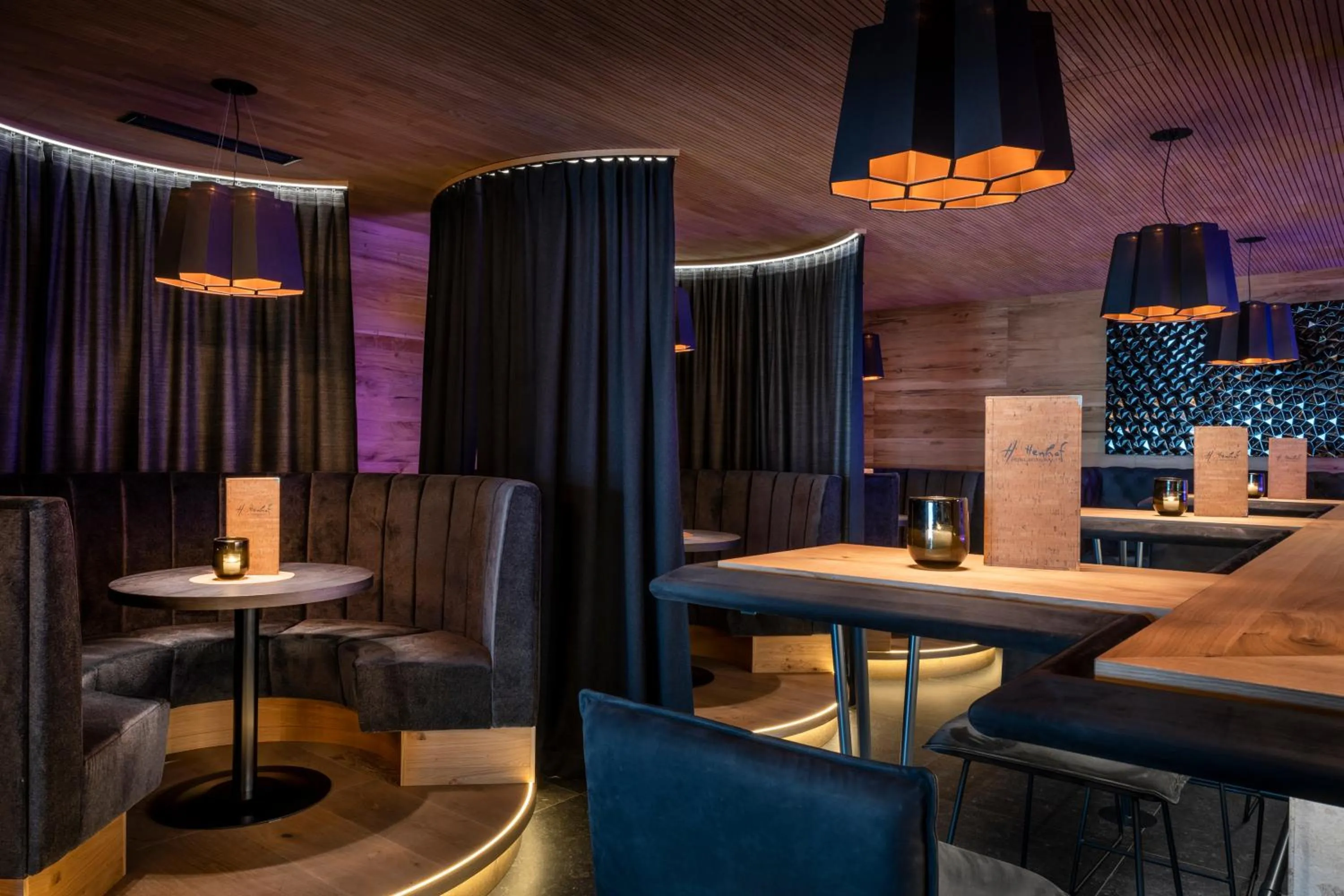 Lounge or bar in Hüttenhof - Wellnesshotel & Luxus-Bergchalets - Adults only