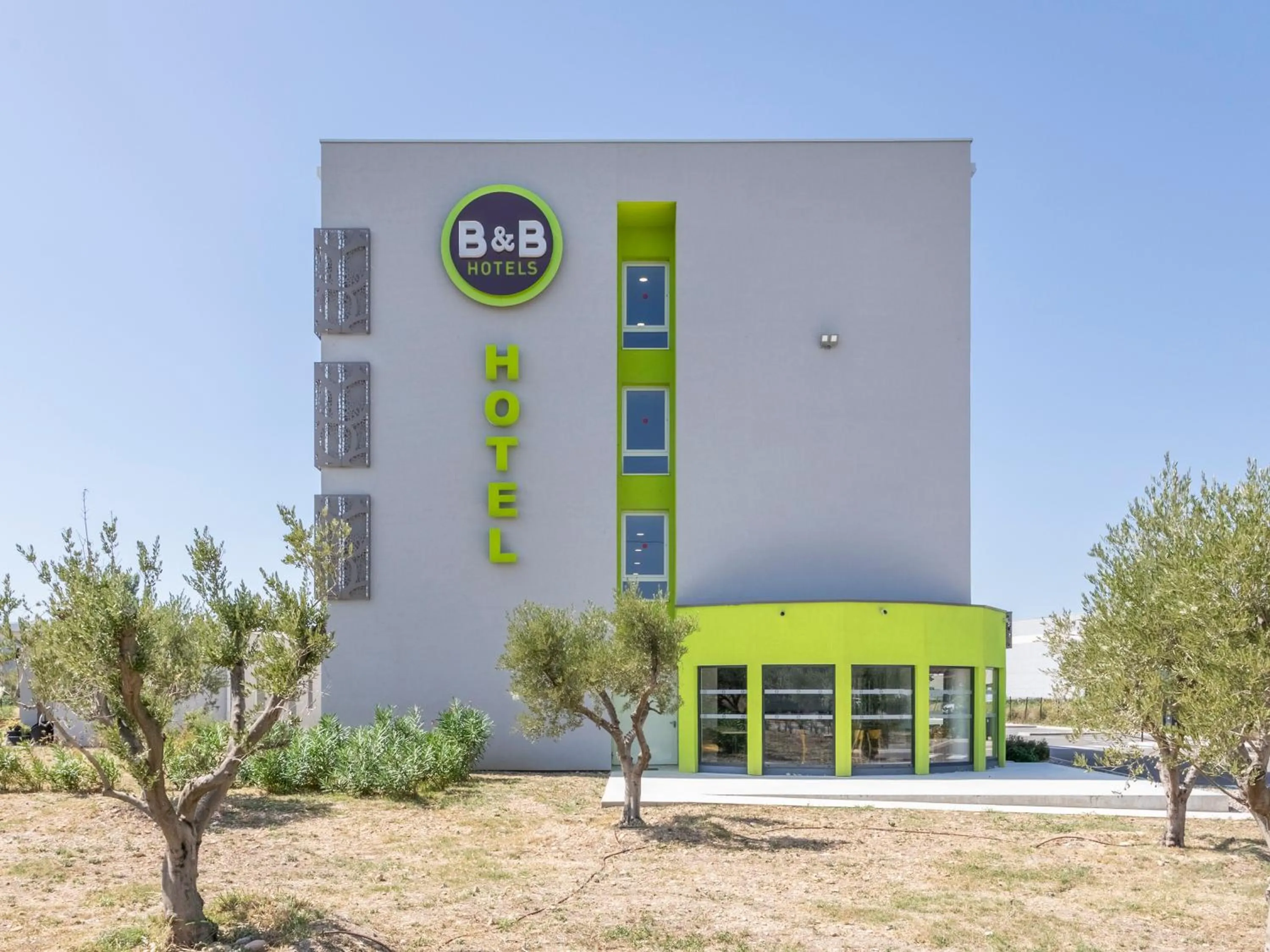 Property building in B&B HOTEL Saint-Martin-de-Crau Alpilles Camargue