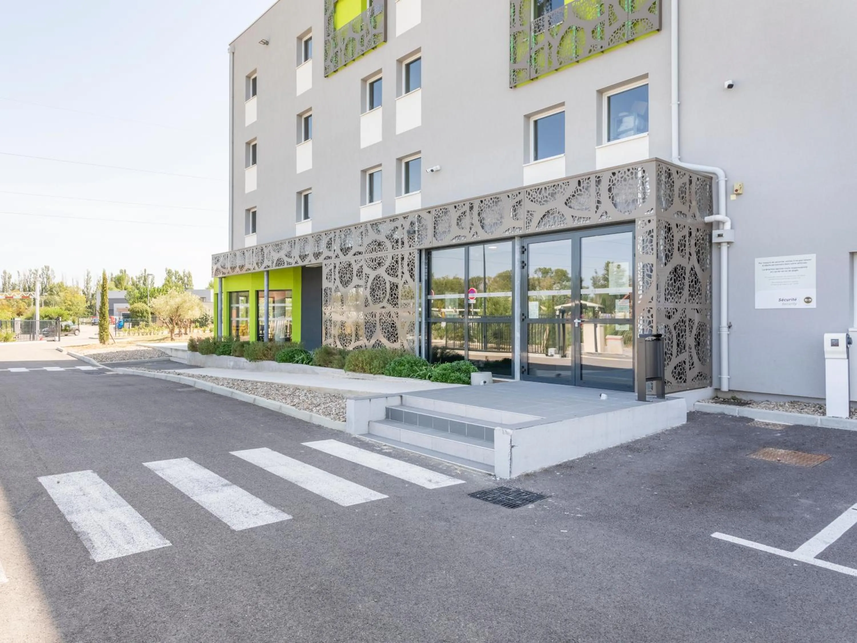 Facade/entrance in B&B HOTEL Saint-Martin-de-Crau Alpilles Camargue