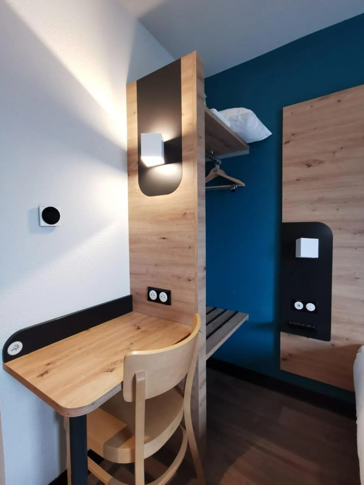 wardrobe in B&B HOTEL Saint-Martin-de-Crau Alpilles Camargue