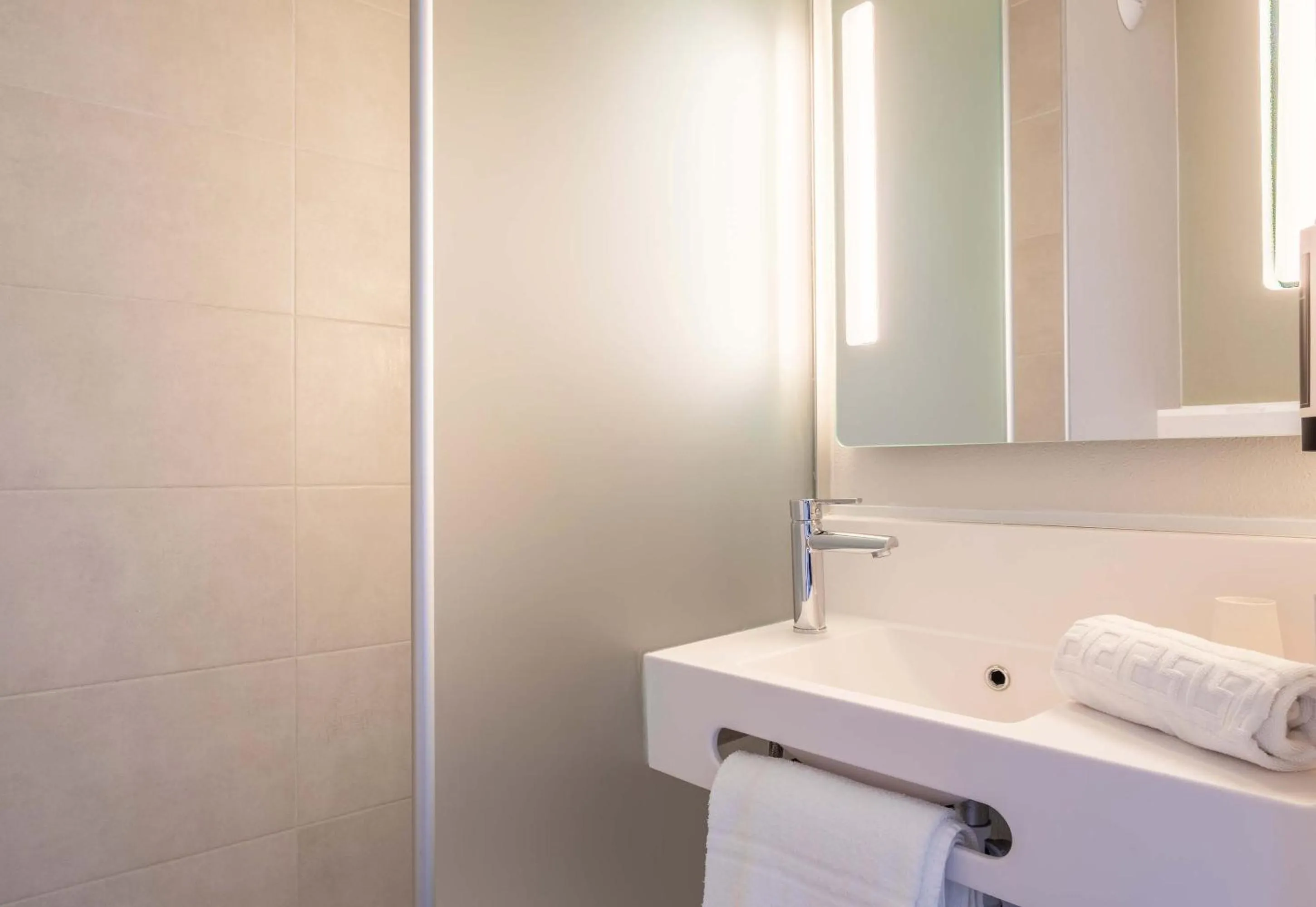 Bathroom in B&B HOTEL Saint-Martin-de-Crau Alpilles Camargue