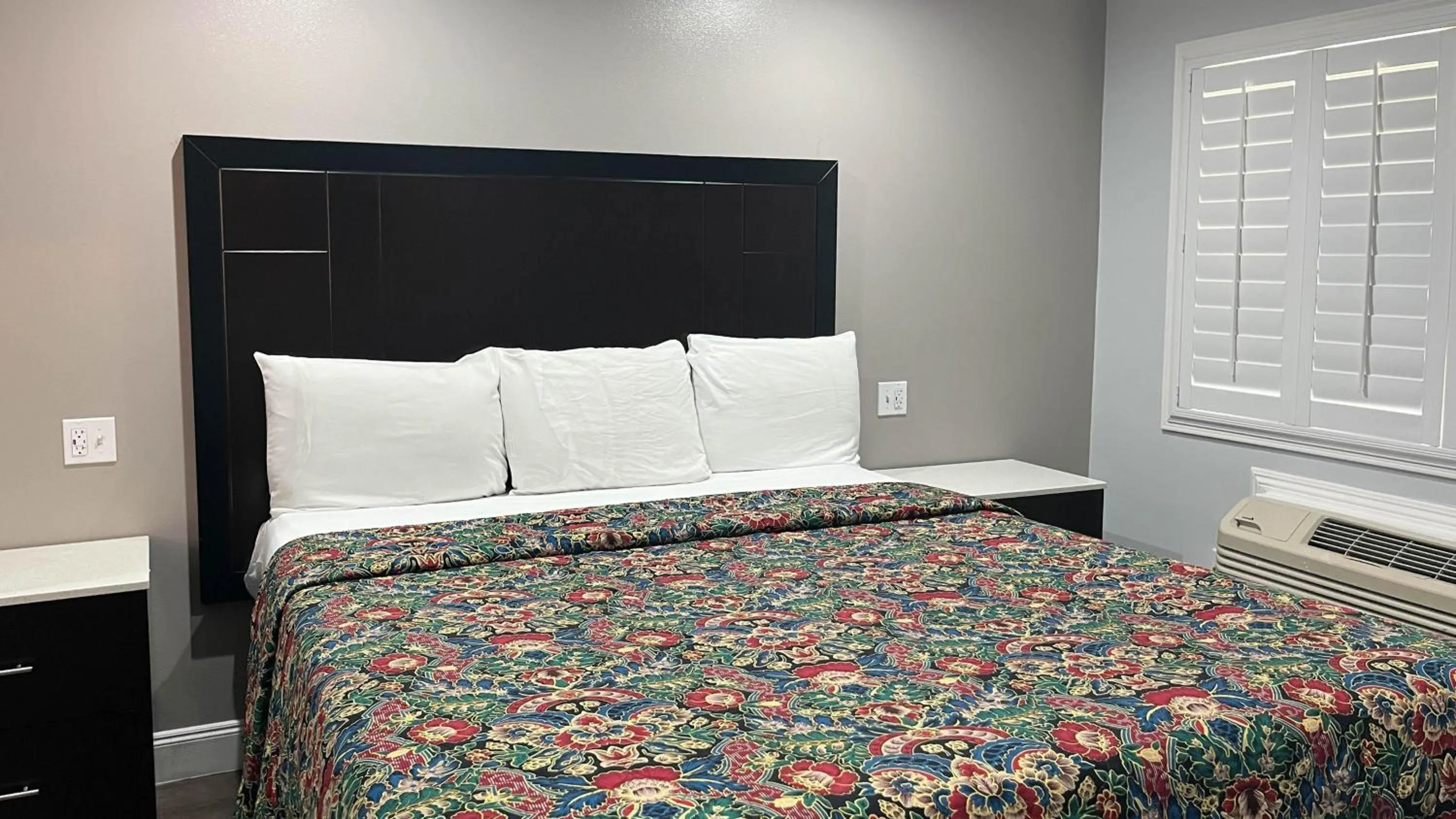 Photo of the whole room, Bed in Studio 6 Oakland CA San Francisco Berkeley Area