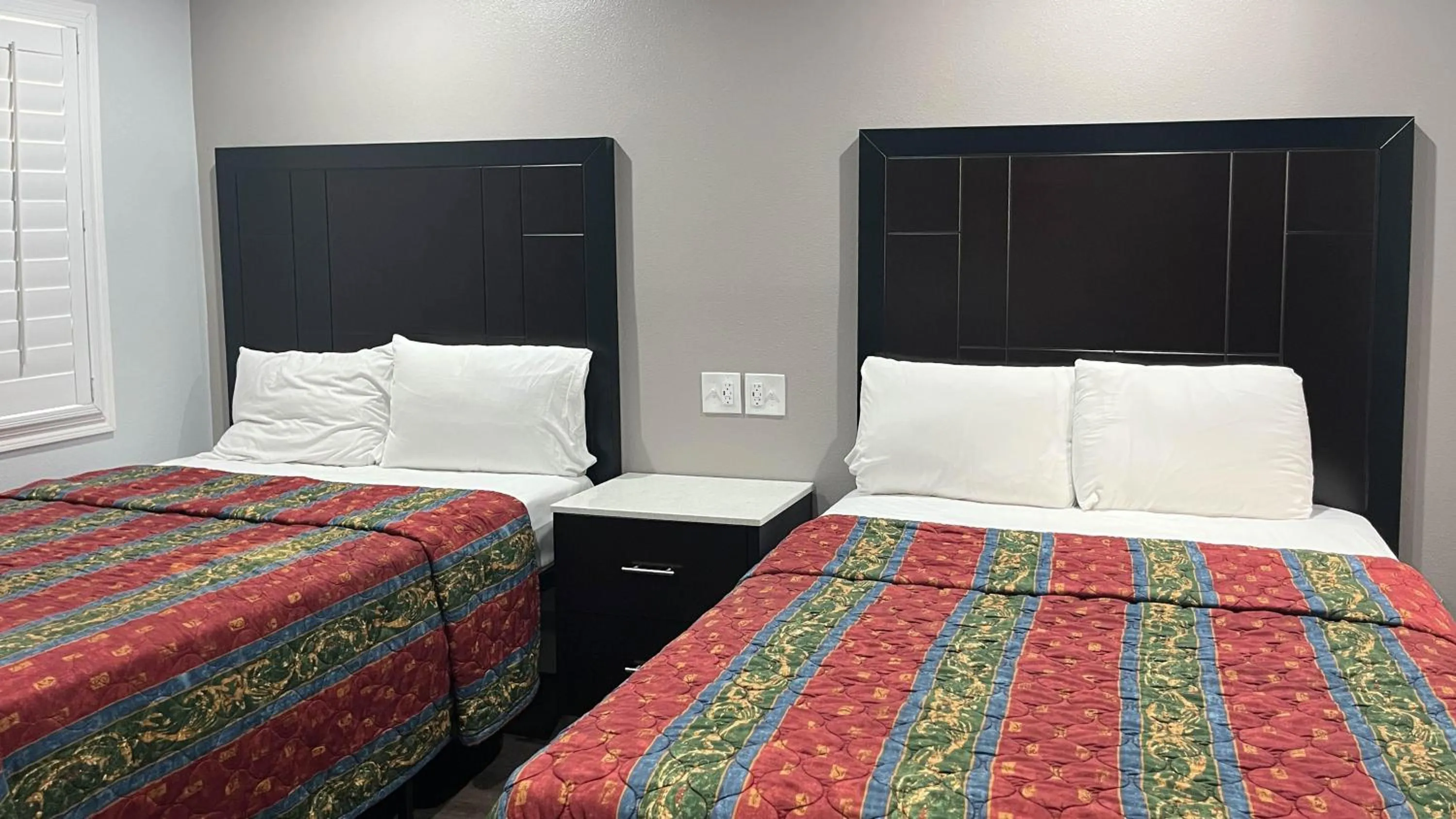 Photo of the whole room, Bed in Studio 6 Oakland CA San Francisco Berkeley Area