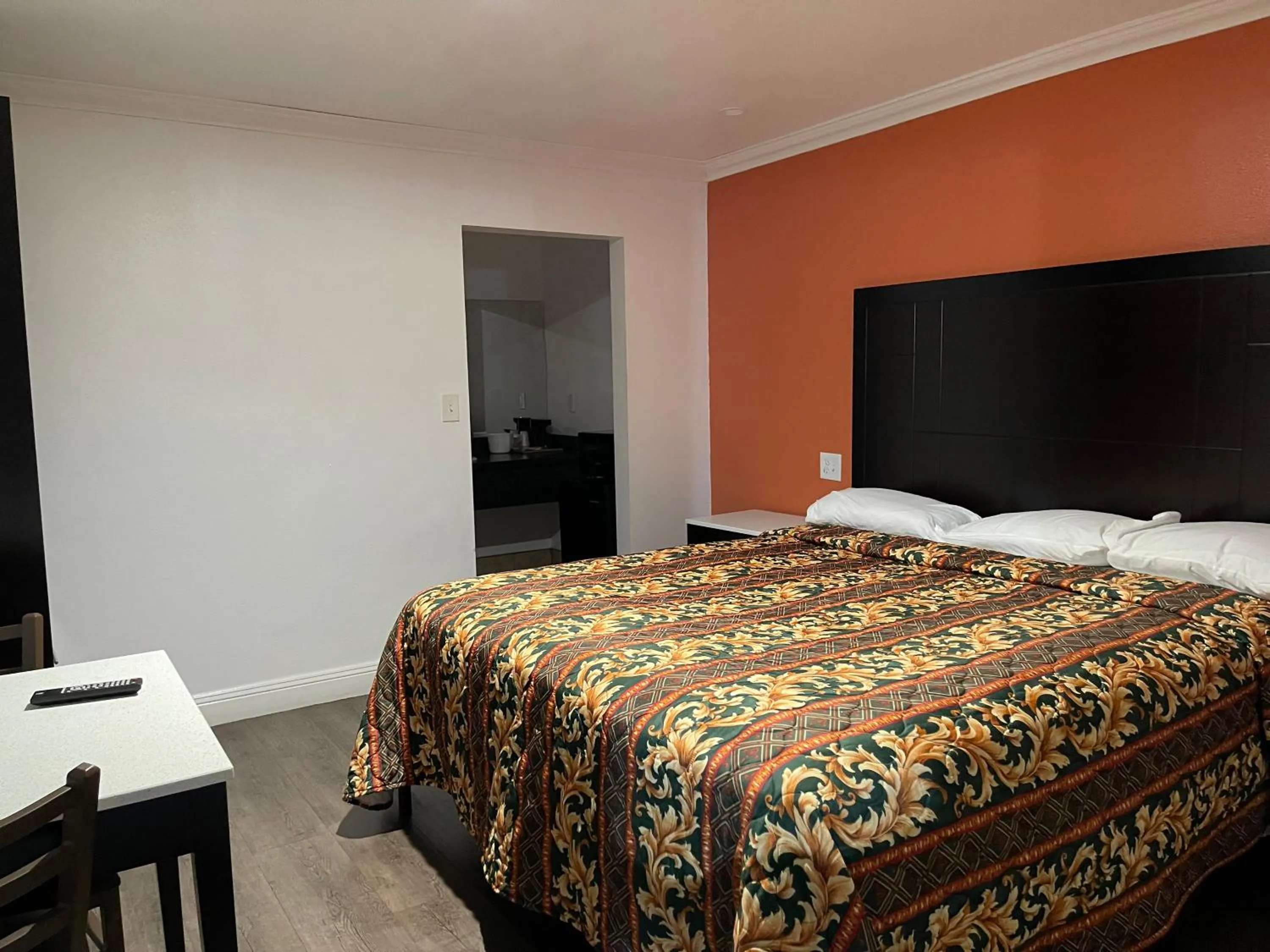 Bedroom in The Oaks Motel