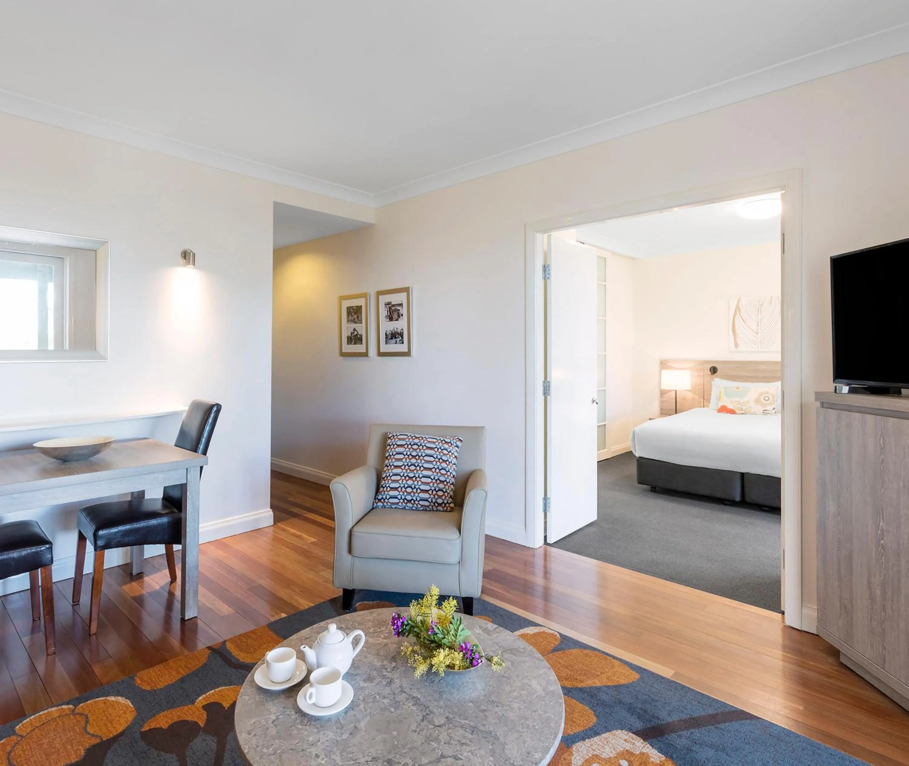 Living room, Bed in Oaks Cypress Lakes Resort