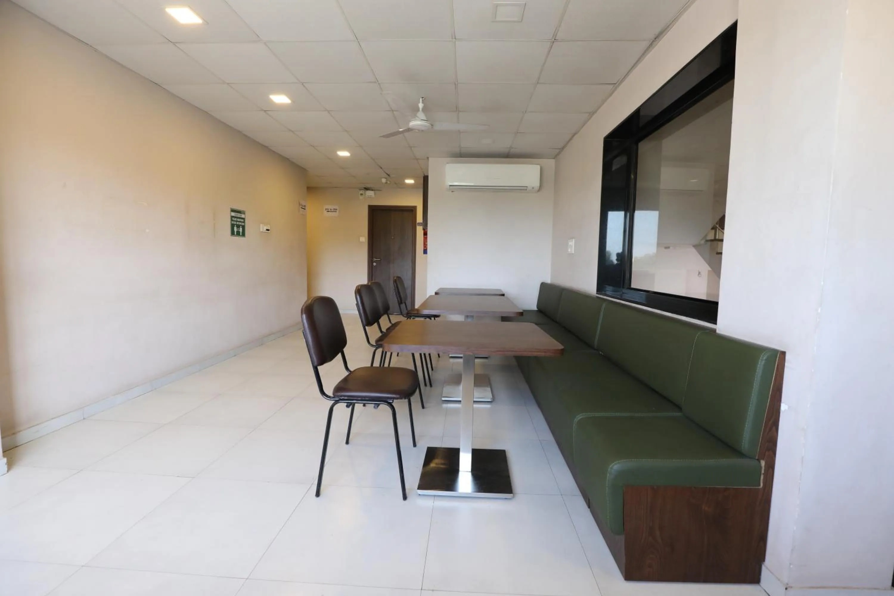 Restaurant/places to eat in Greenotel Rooms Hazira, Surat