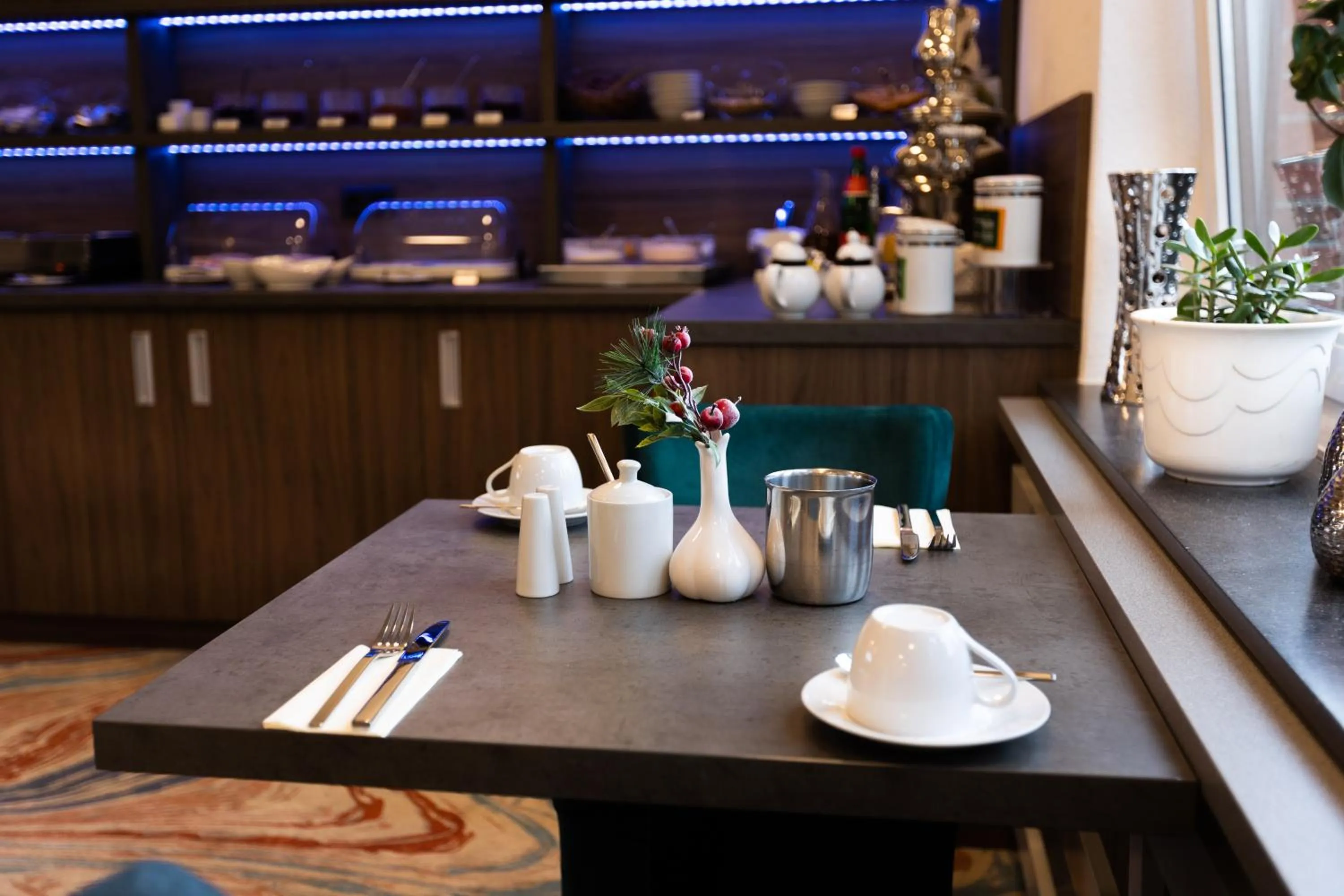 Breakfast in Firzlaff's Hotel