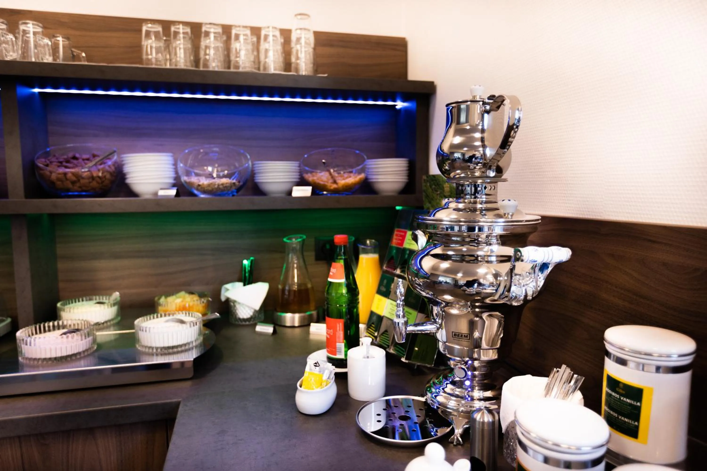 Breakfast in Firzlaff's Hotel