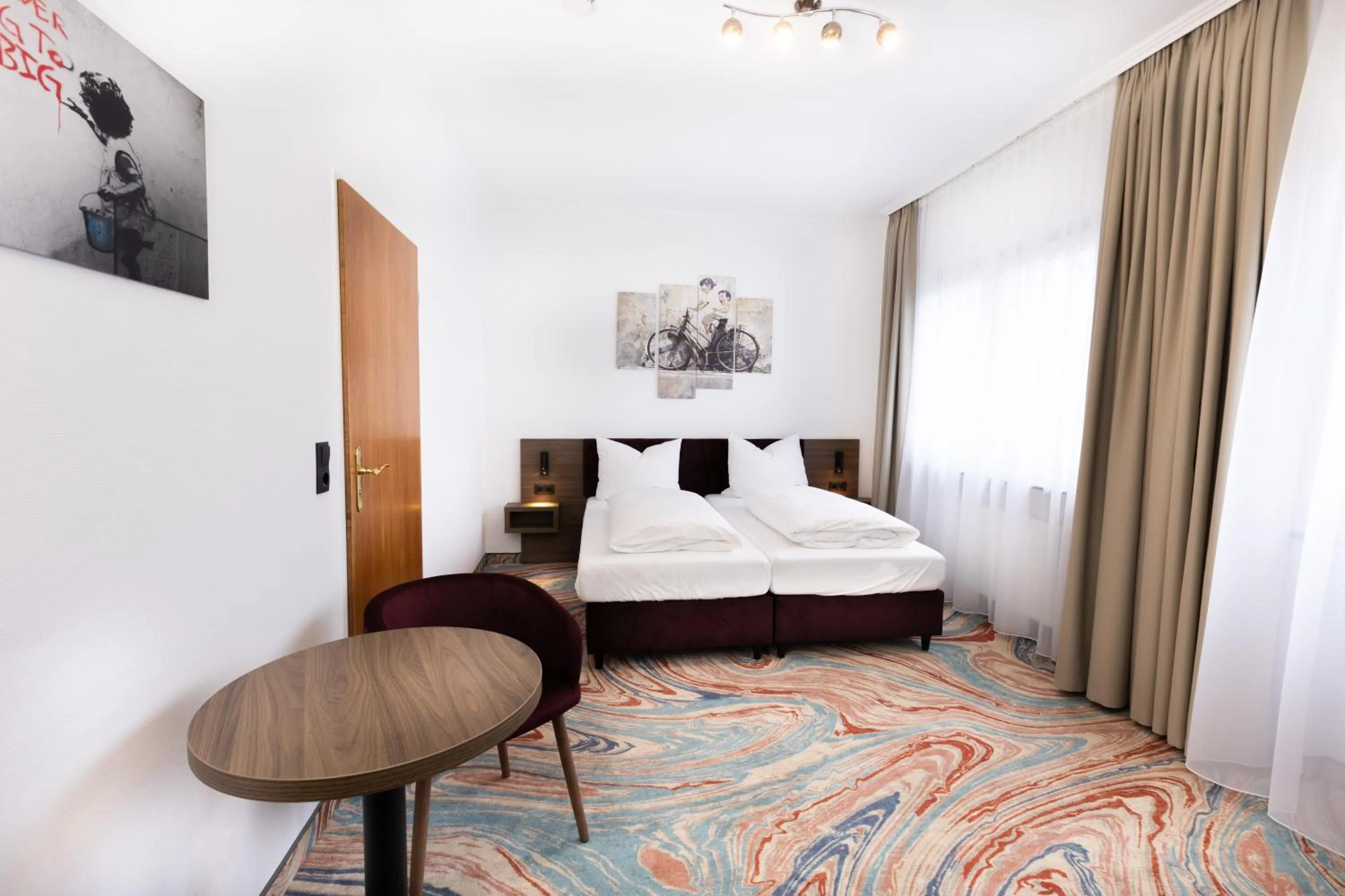 Photo of the whole room, Bed in Firzlaff's Hotel