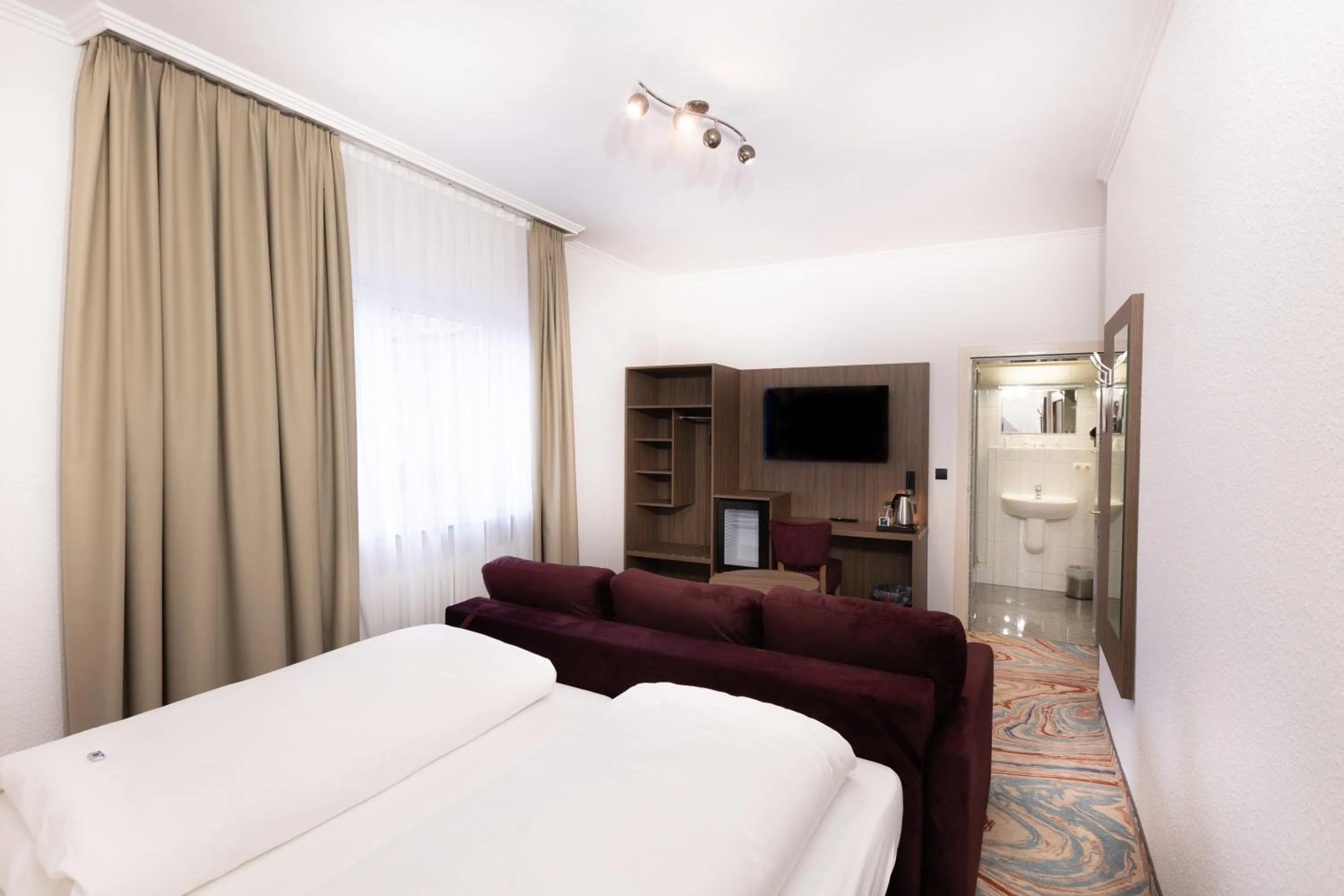 Photo of the whole room, Bed in Firzlaff's Hotel