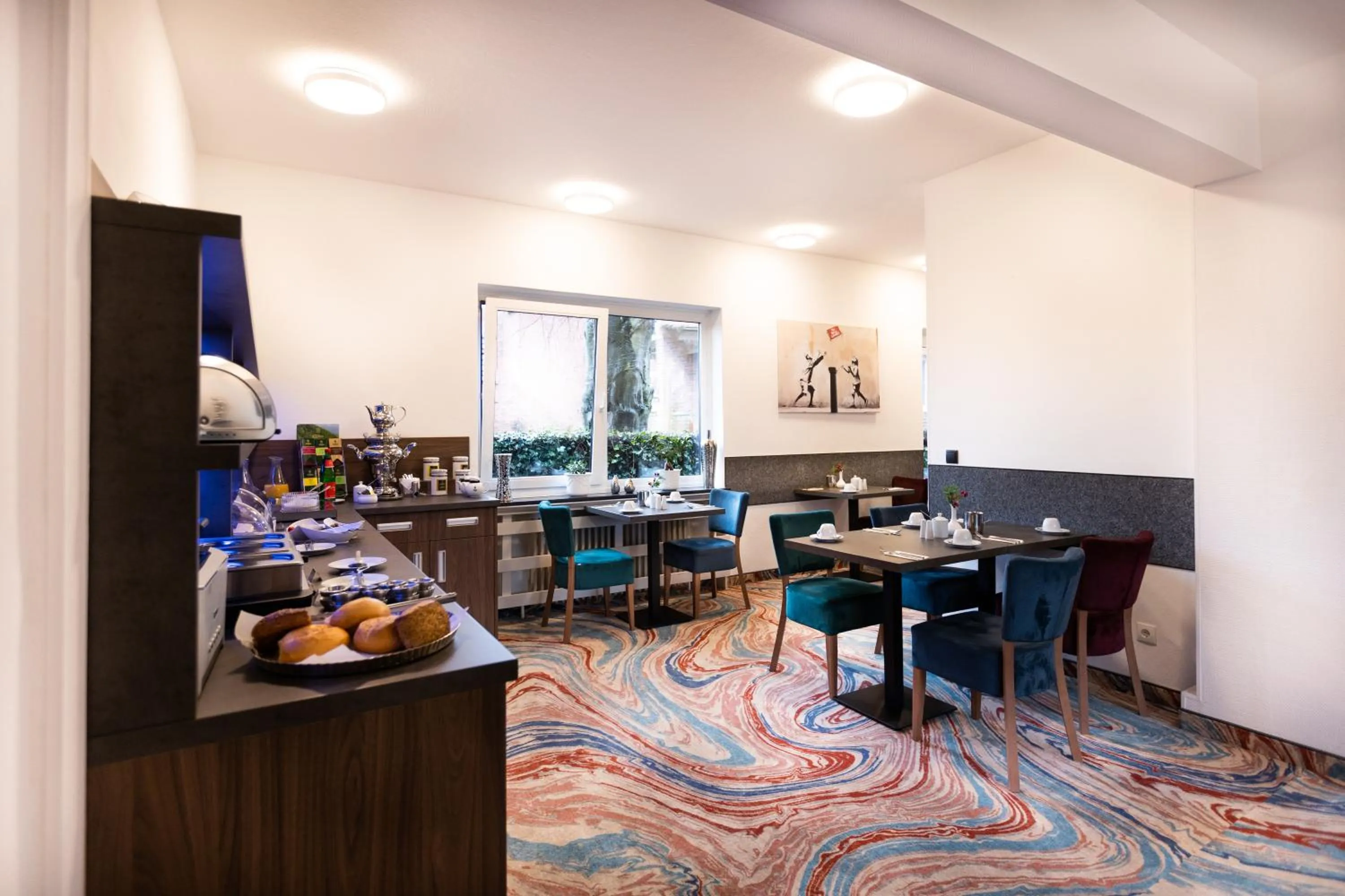 Breakfast in Firzlaff's Hotel