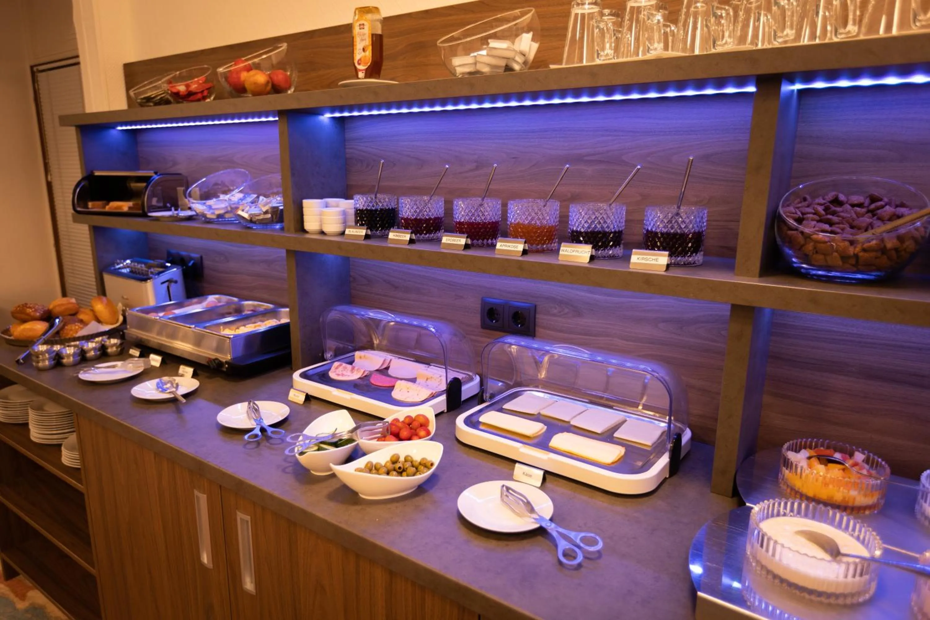 Breakfast in Firzlaff's Hotel