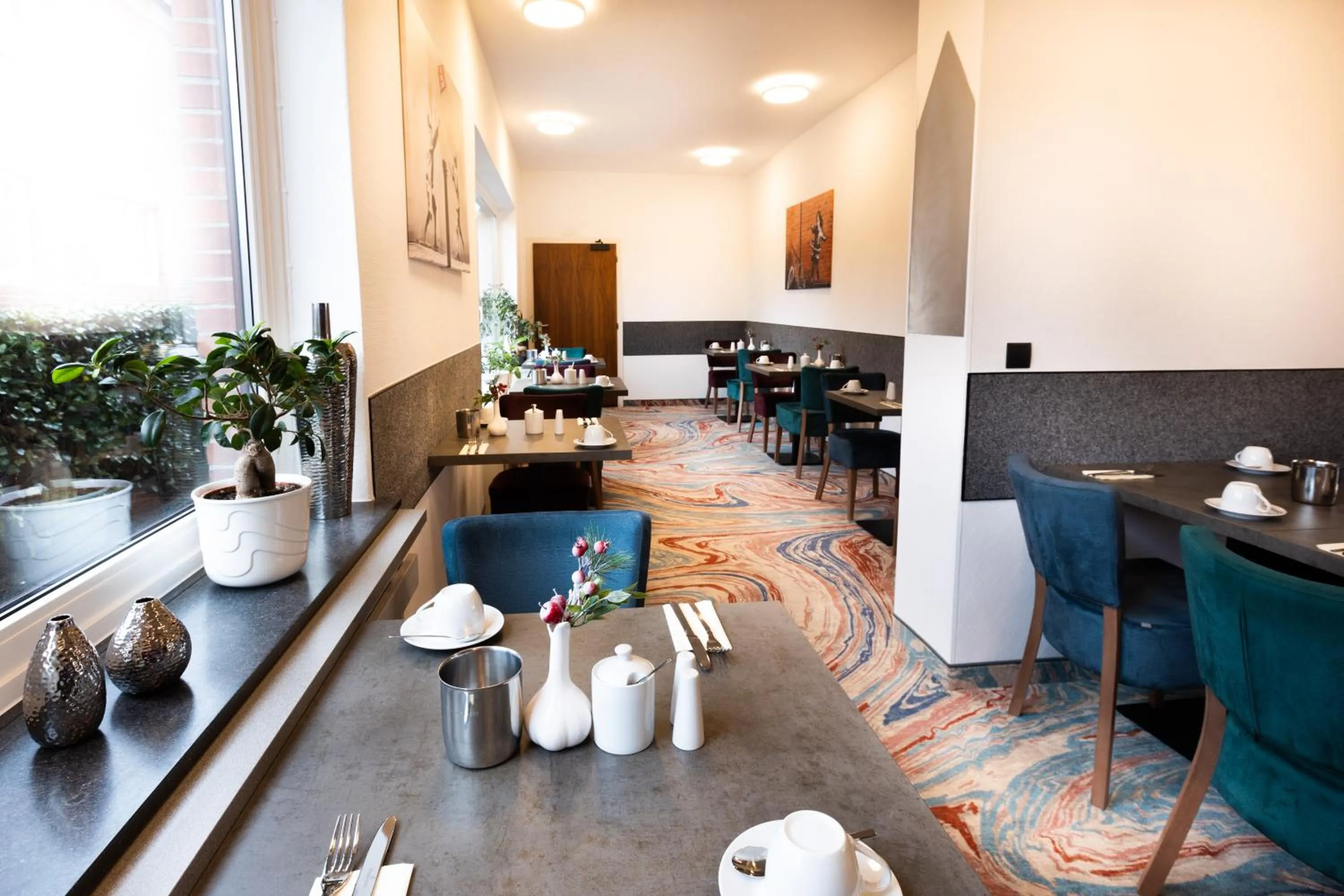 Breakfast in Firzlaff's Hotel