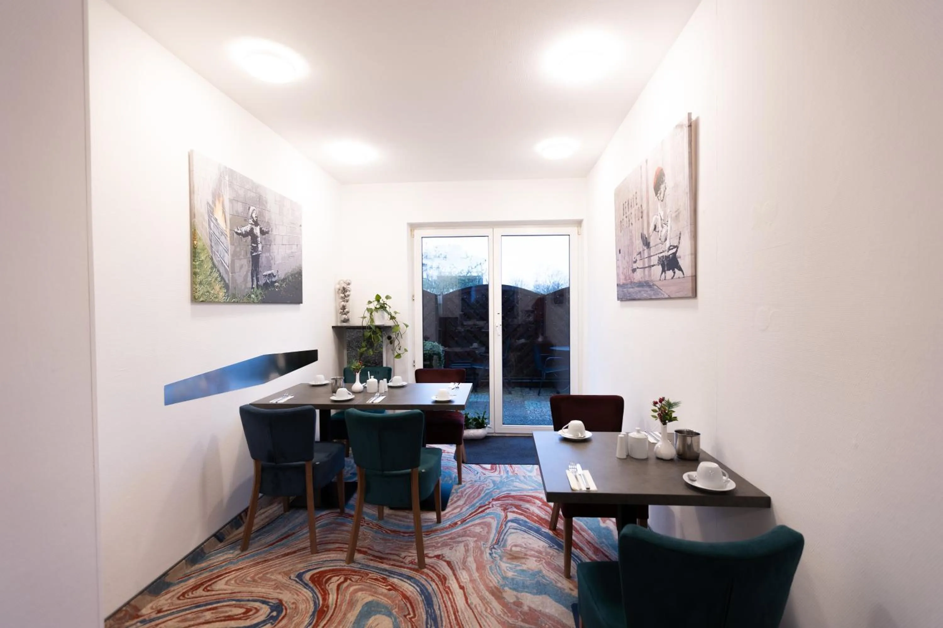 Breakfast in Firzlaff's Hotel