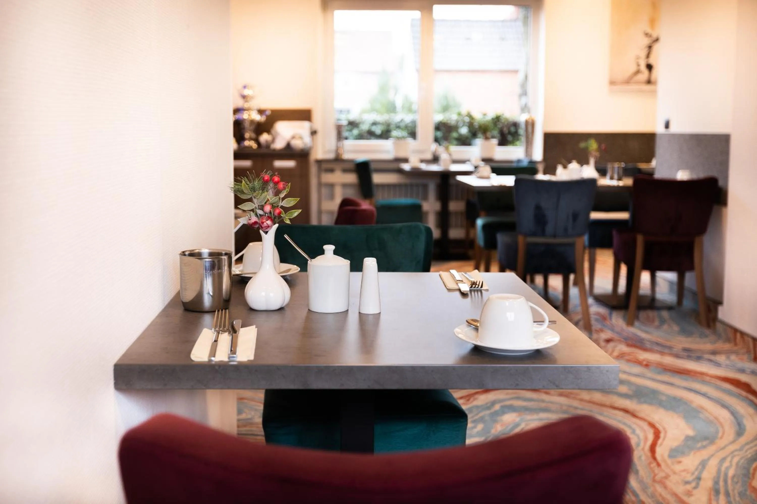 Breakfast in Firzlaff's Hotel