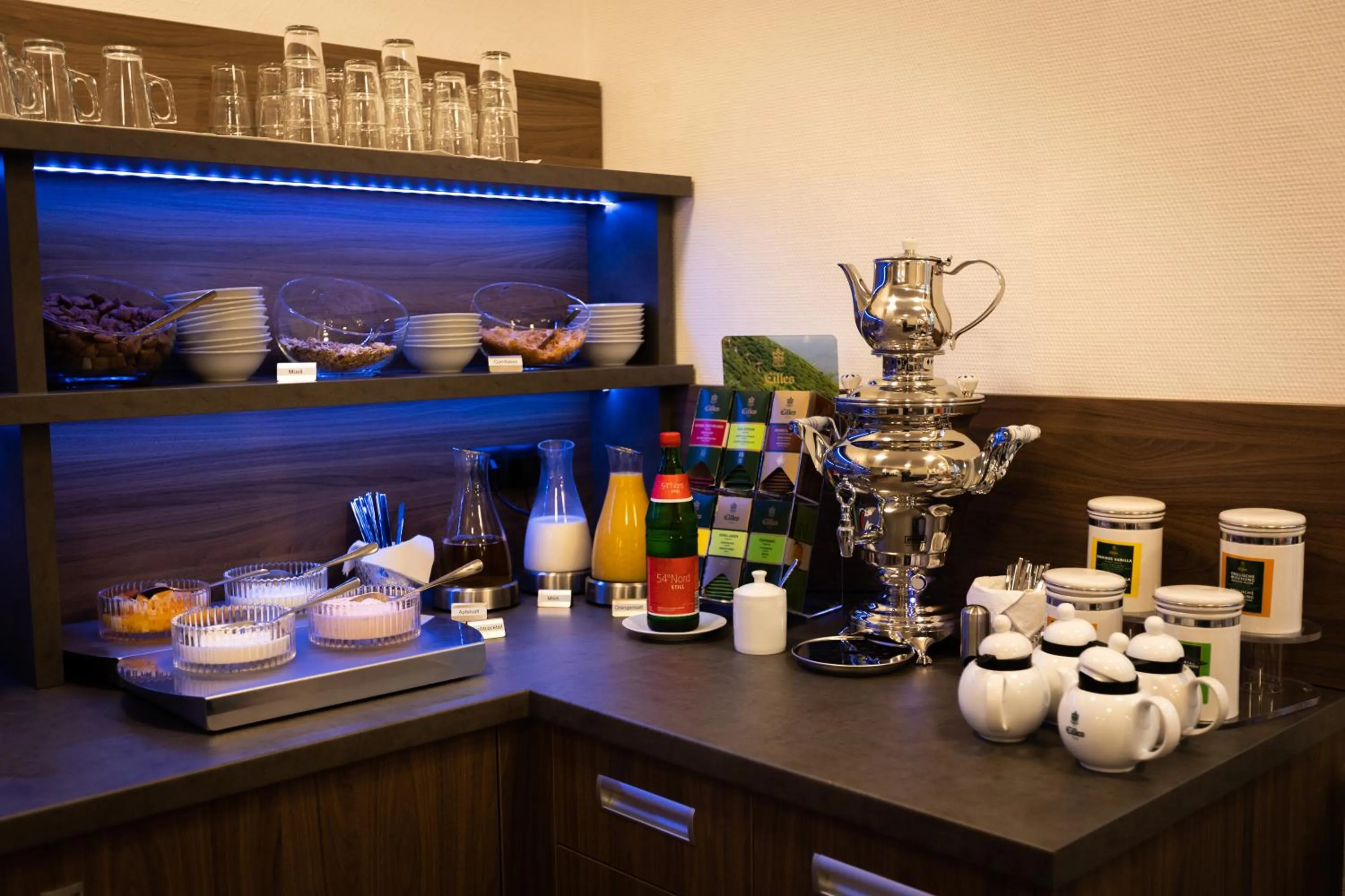 Breakfast in Firzlaff's Hotel